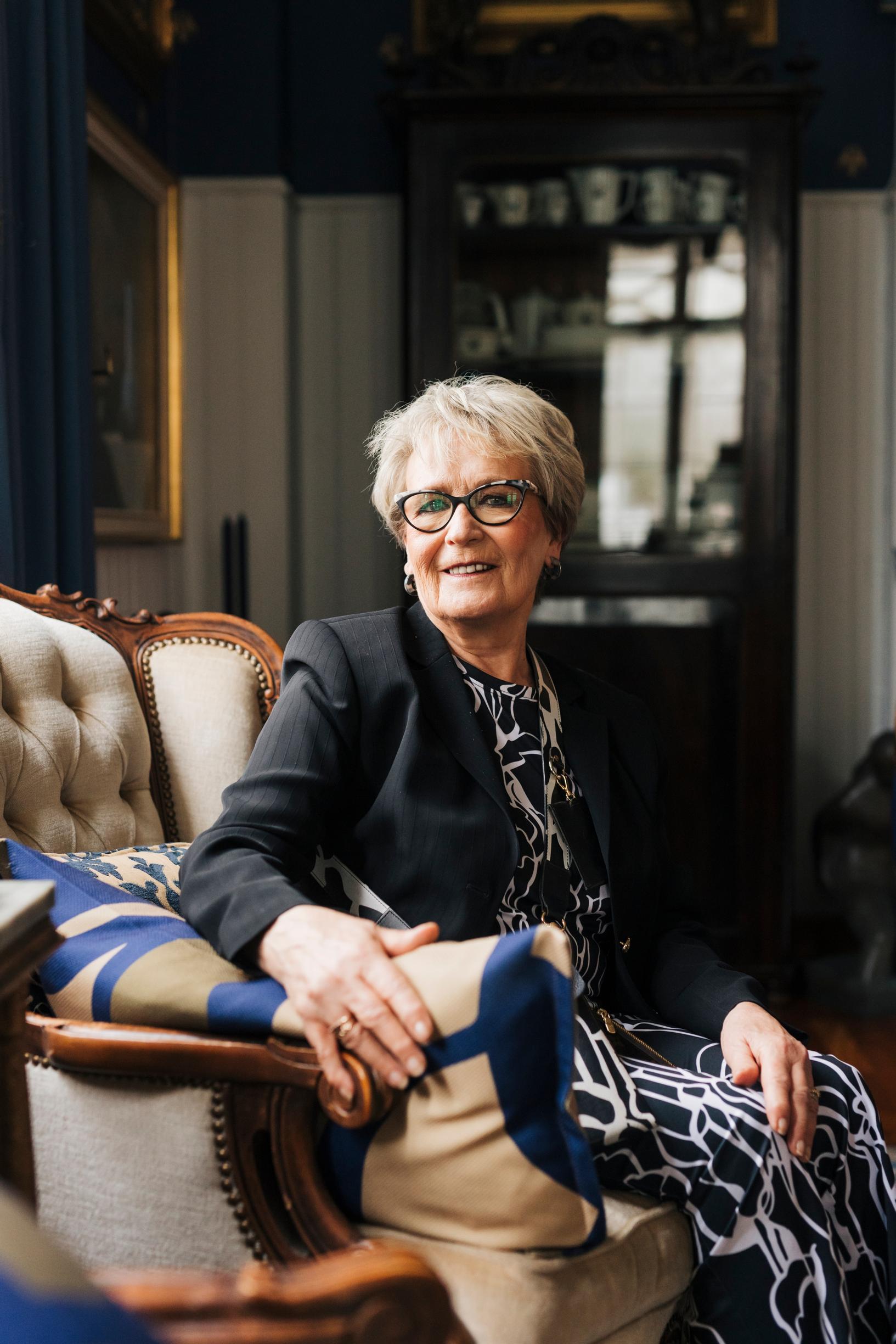 Seija Jätinvuori teki pitkän uran talouspäällikön assistenttina. Nyt eläkkeellä hän asuu tyttärensä Johanna Oraksen kanssa samassa pihapiirissä.