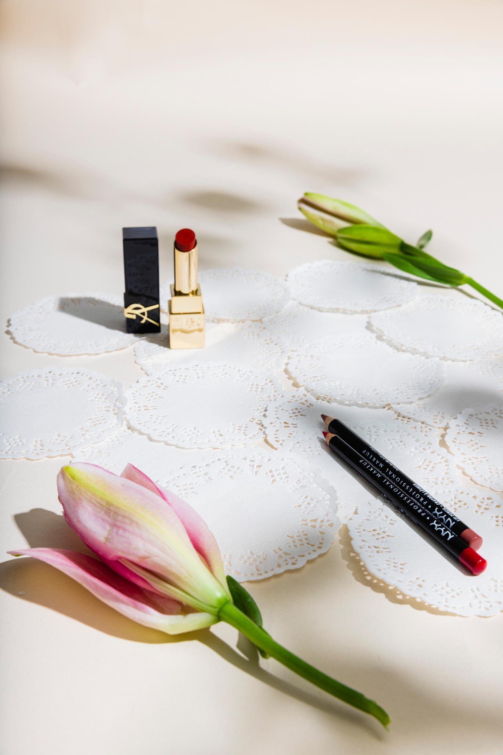 Vuoden 2022 paras huulipuna: Yves Saint Laurent Rouge Pur Couture The Bold, sävy 02 Wilful Red, 39 e. Vuoden 2022 paras huultenrajauskynä: NYX Professional Makeup Slim Lip Pencil Natural, sävyt Hot Red ja Plush Red, 4,50 e.