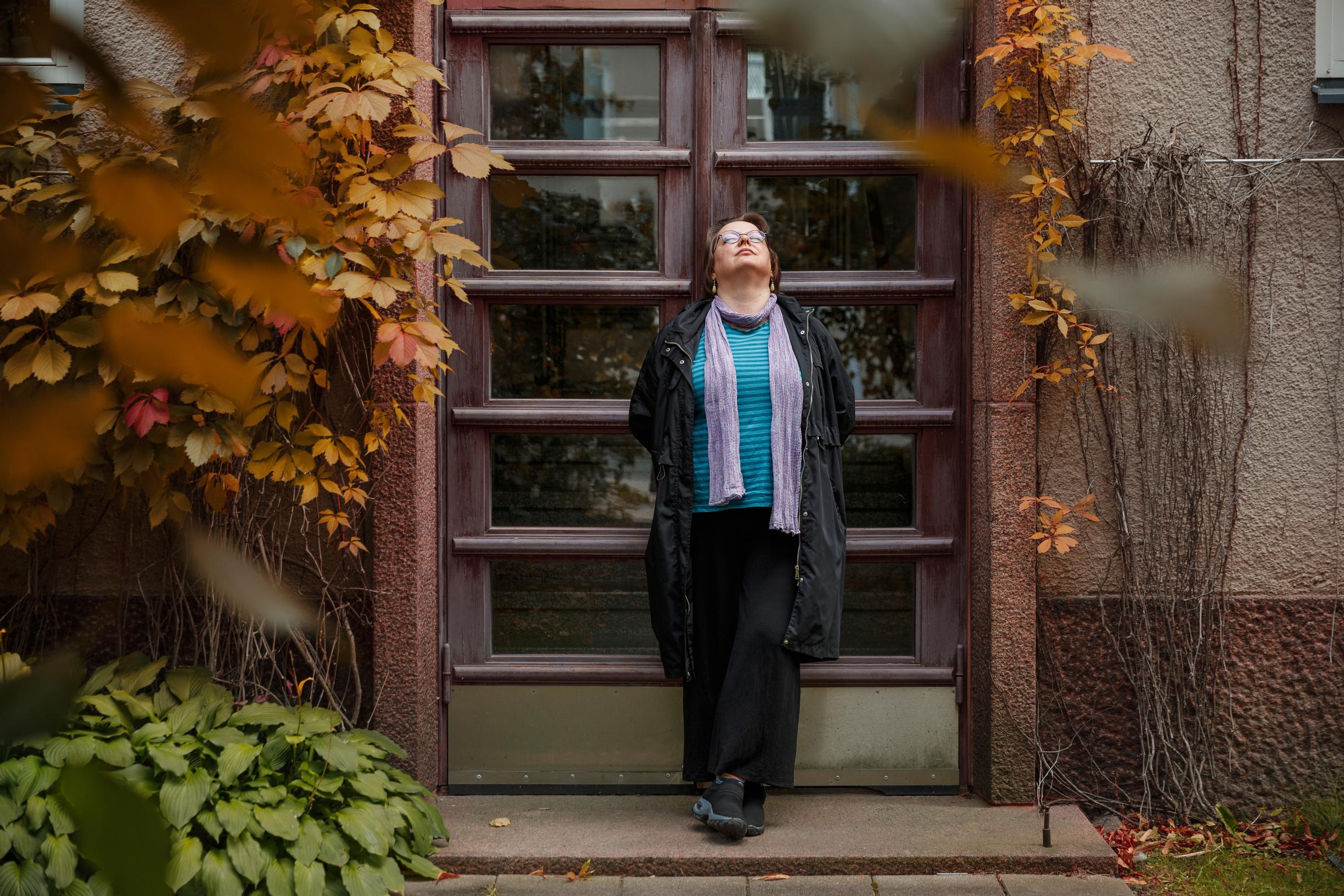 Ilona Kemppainen vertaa mieltään valtamereen. ”Se on täynnä erilaisia virtauksia, koska aivotoimintani on jatkuvaa. Kun herään, kirjaan yön aikana syntyneet ideat muistiin.”