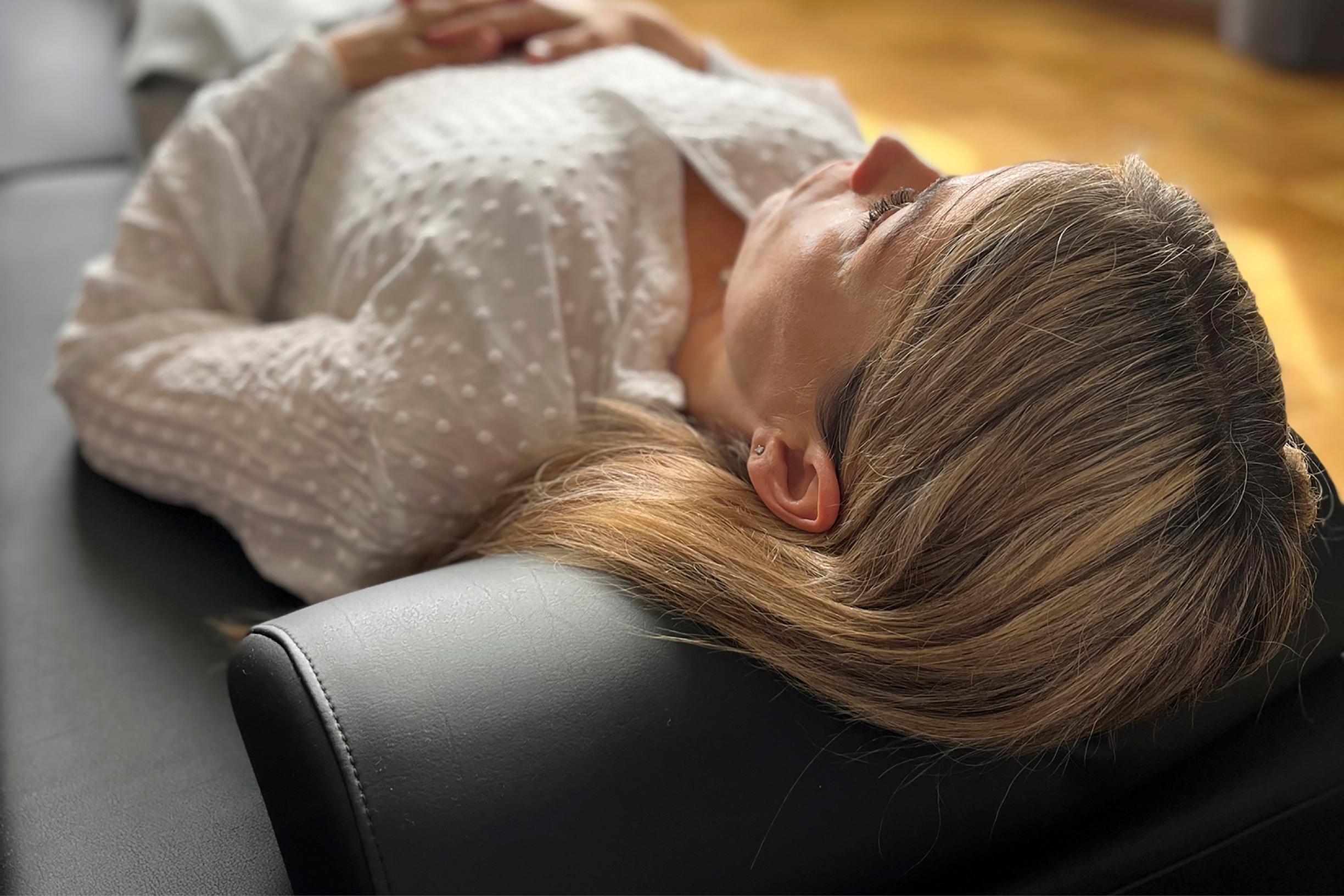 Riikka Väänänen makaa Neurosonic-patjalla