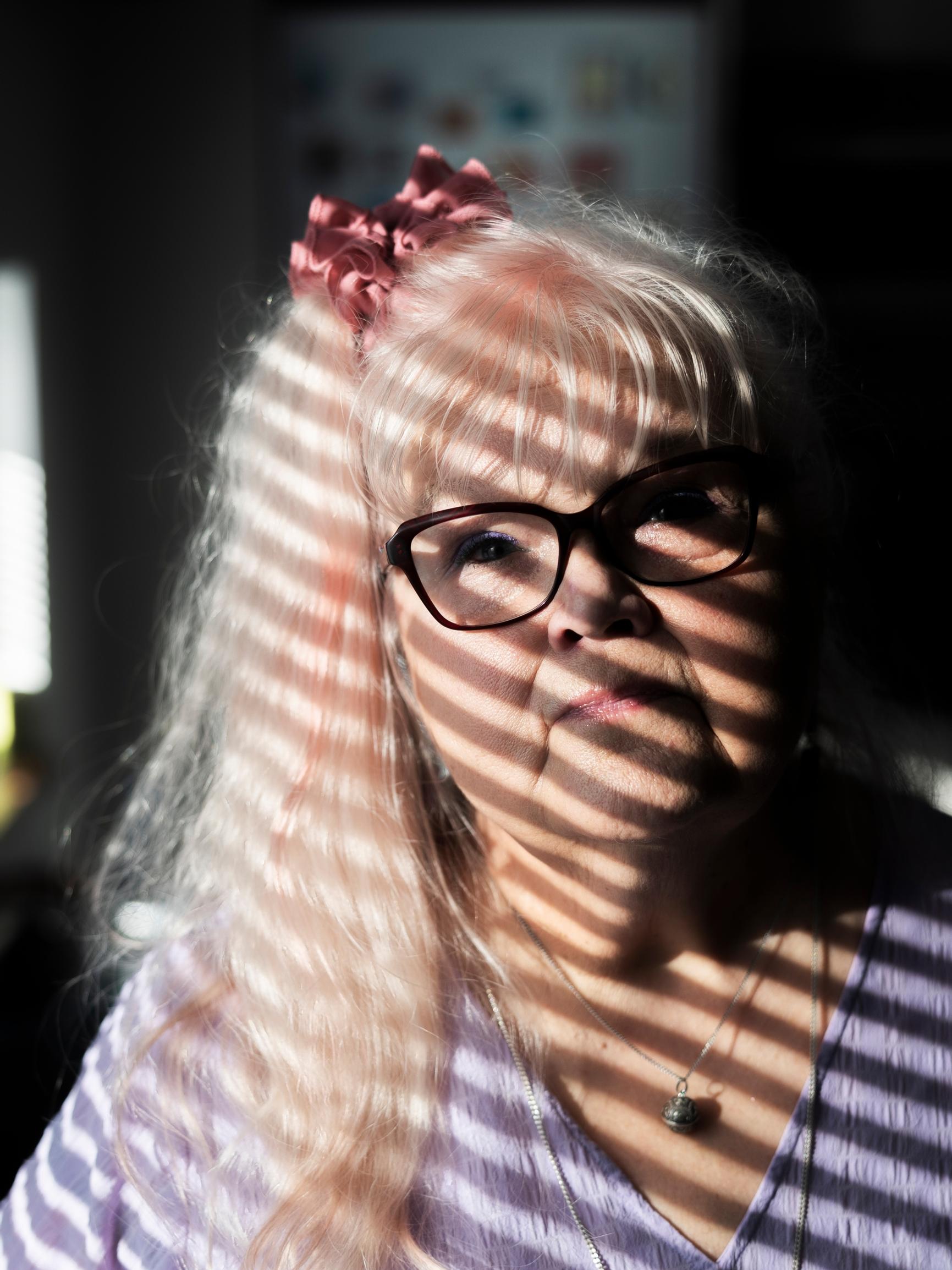 Airilla on harvinainen HAE-sairaus, jossa jumppa tai itikanpisto voi viedä teho-osastolle: ”Miehelläni on hirveä hätä aina kun joudun sairaalaan”