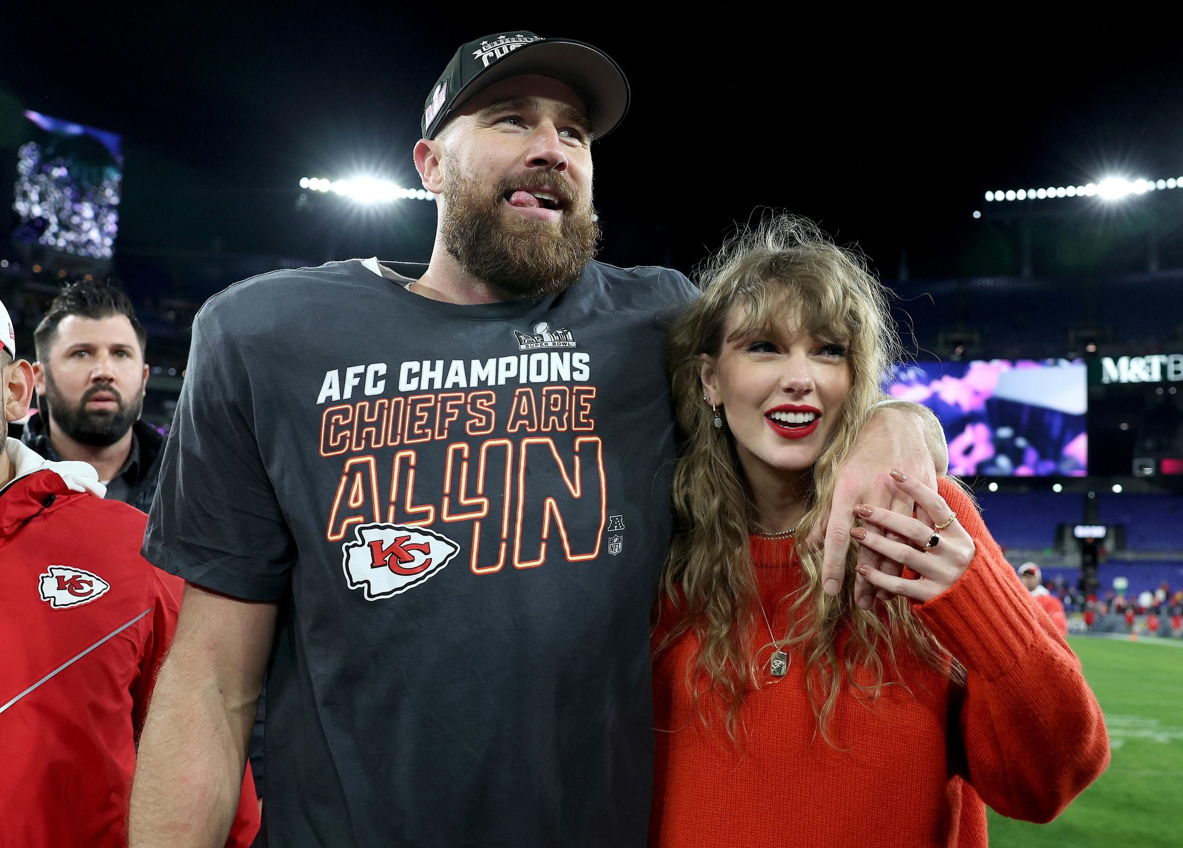 Amerikkalaisen jalkapallon pelaaja, huippu-urheilija Travis Kelce on nähty Taylorin rinnalla syksystä 2023 asti.