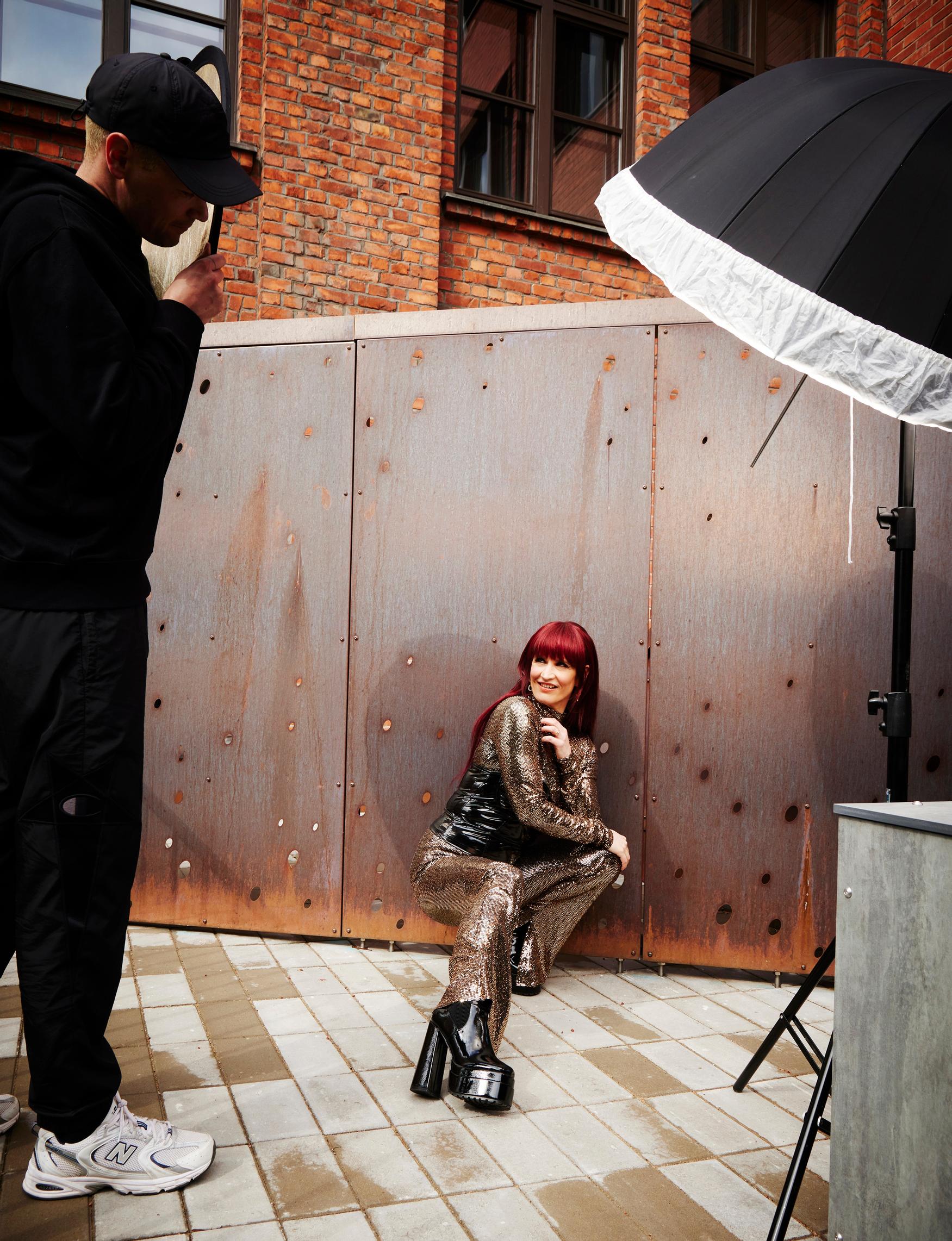 ”Loputon epäily ja ohikatsohttps://images.ctfassets.net/n217qzxtuc94/6JRyH6A0kfpAj2yiz5h2aE/229feb989b34b2dd0551ddbbb59523fa/2114747.jpg?h=320minen vaikuttavat musiikkialan naisten ja popmusiikkia harrastavien tyttöjen itsetuntoon.” Maija tietää. ”Ei voi unelmoida sellaisesta, mitä ei näe missään.”