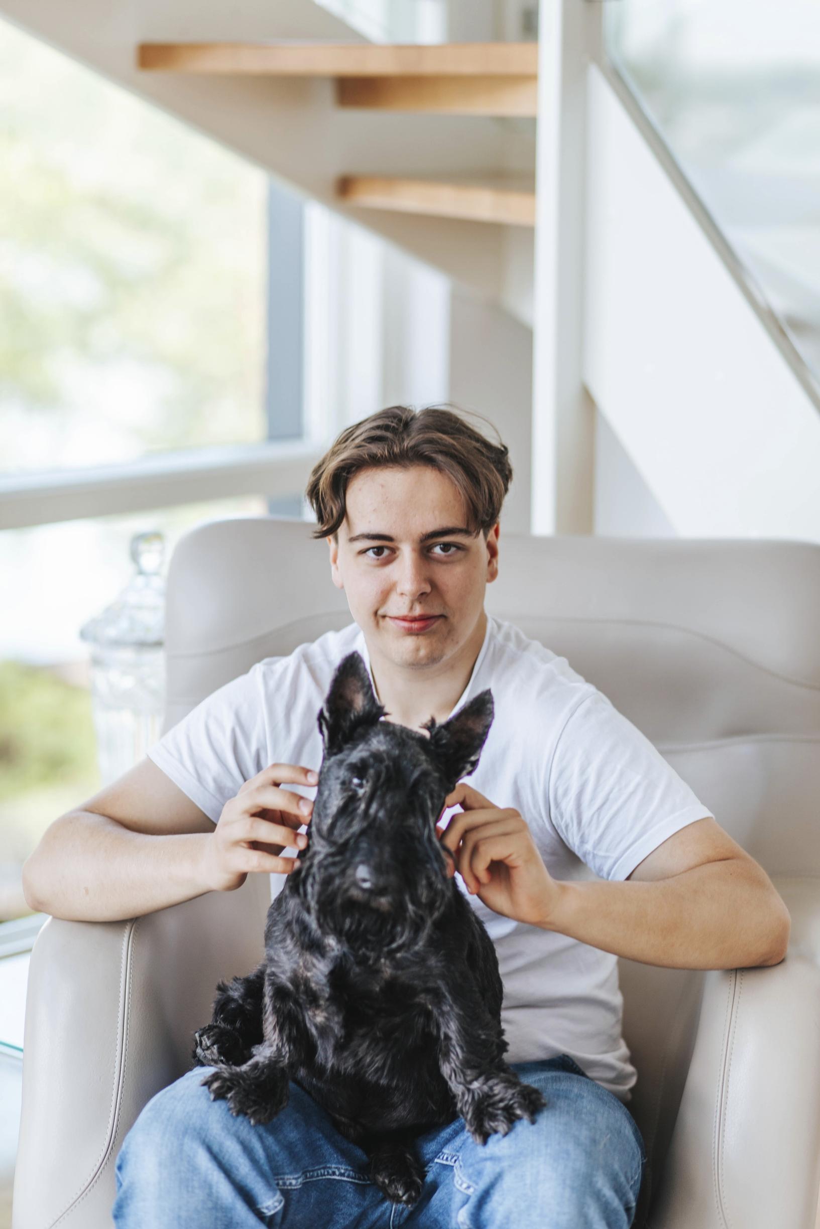 Liisan poika Aleksander, 17, oli kesän töissä teknisenä avustajana Don Giovanni -oopperassa Olavinlinnassa. Skotlanninterrieri Batman hankittiin Aleksanderin koiraksi, mutta se asuu Liisan vanhempien luona Savonlinnassa.