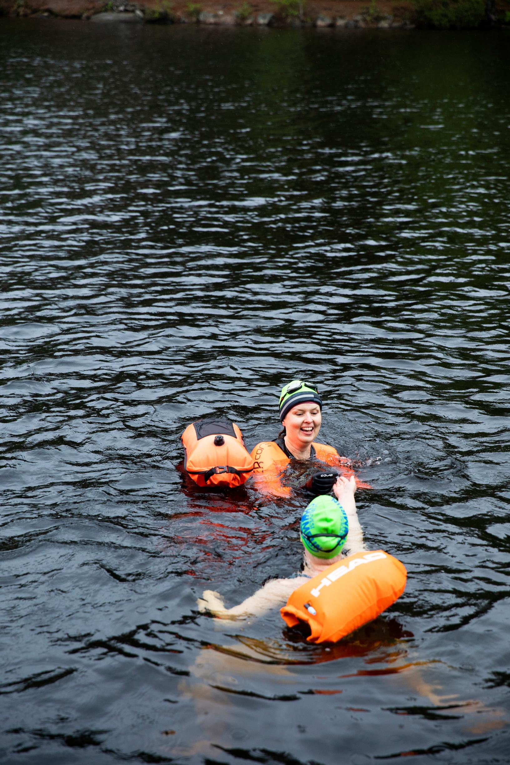 Tiina uimassa kaverin kanssa.