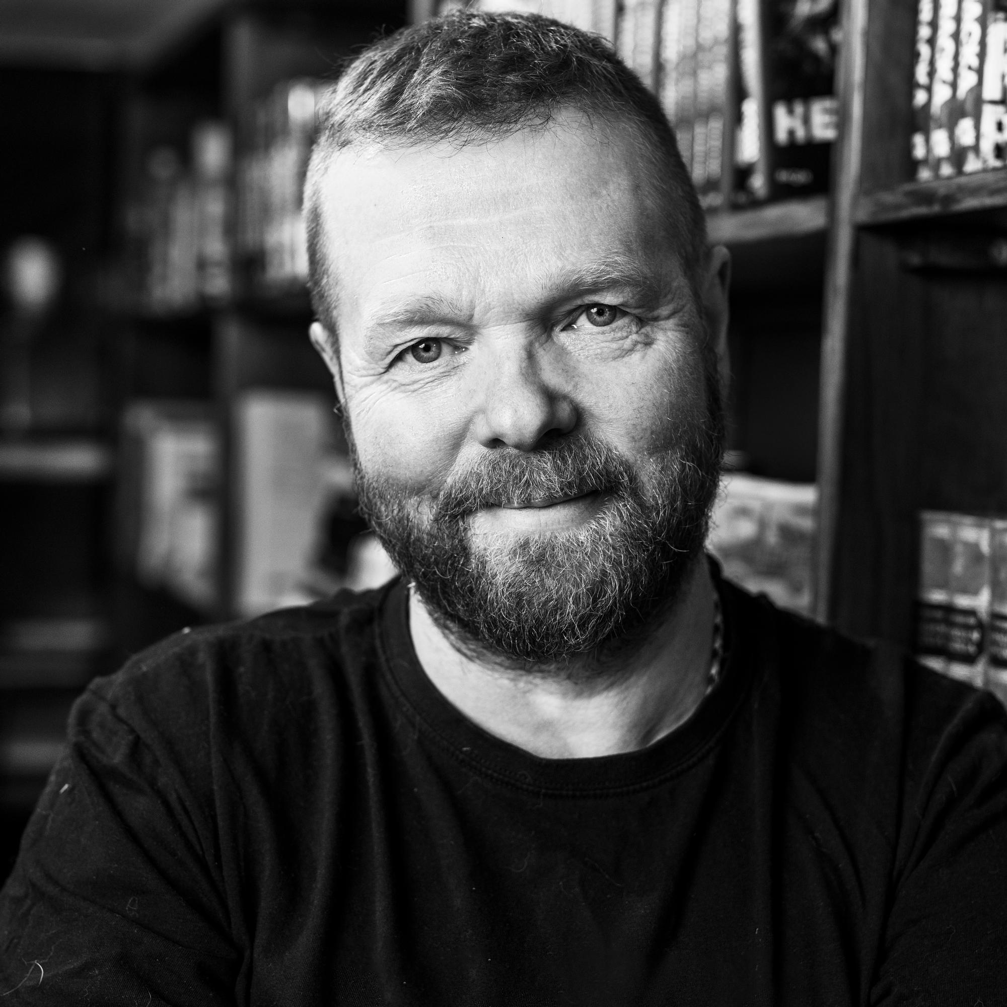 Kirjailija Christian Rönnbacka oppi poliisikoulussa ajattelemaan pelosta poikkeuksellisella tavalla – nyt hän paljastaa, mitä pelkää enemmän kuin ihmisiä