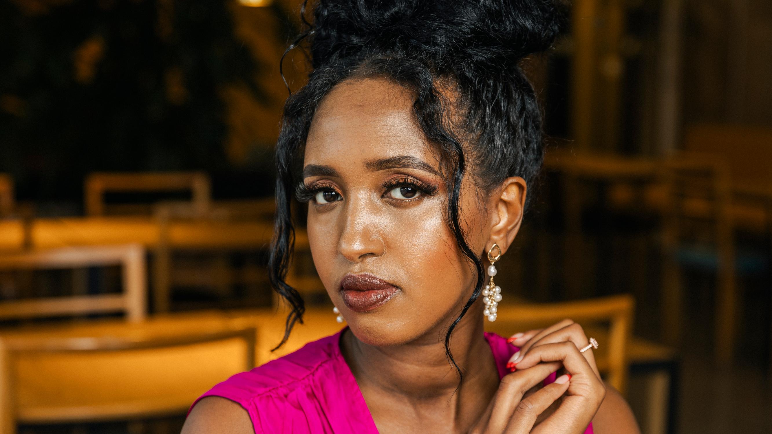 Ujuni Ahmed on tuore äiti, joka ei käy vaunulenkeillä eikä imetä julkisesti: ”Synnytyksen jälkeen alkoivat puolisoni yhdeksän kuukautta”