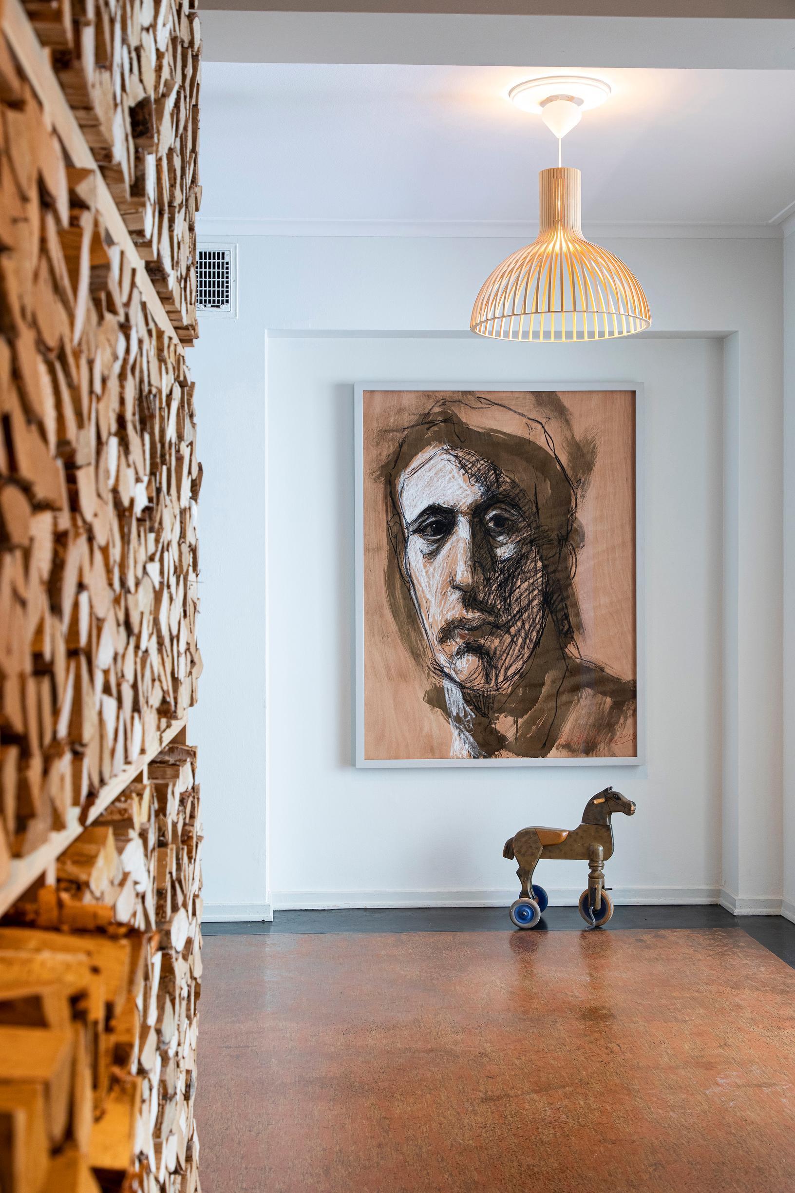 Olohuonetta hallitsevat Kuutti Lavosen työt. Miesfiguurin edessä on Lotan isän, Ilkka Kuusiston lapsuuden aikainen polkuhevonen.