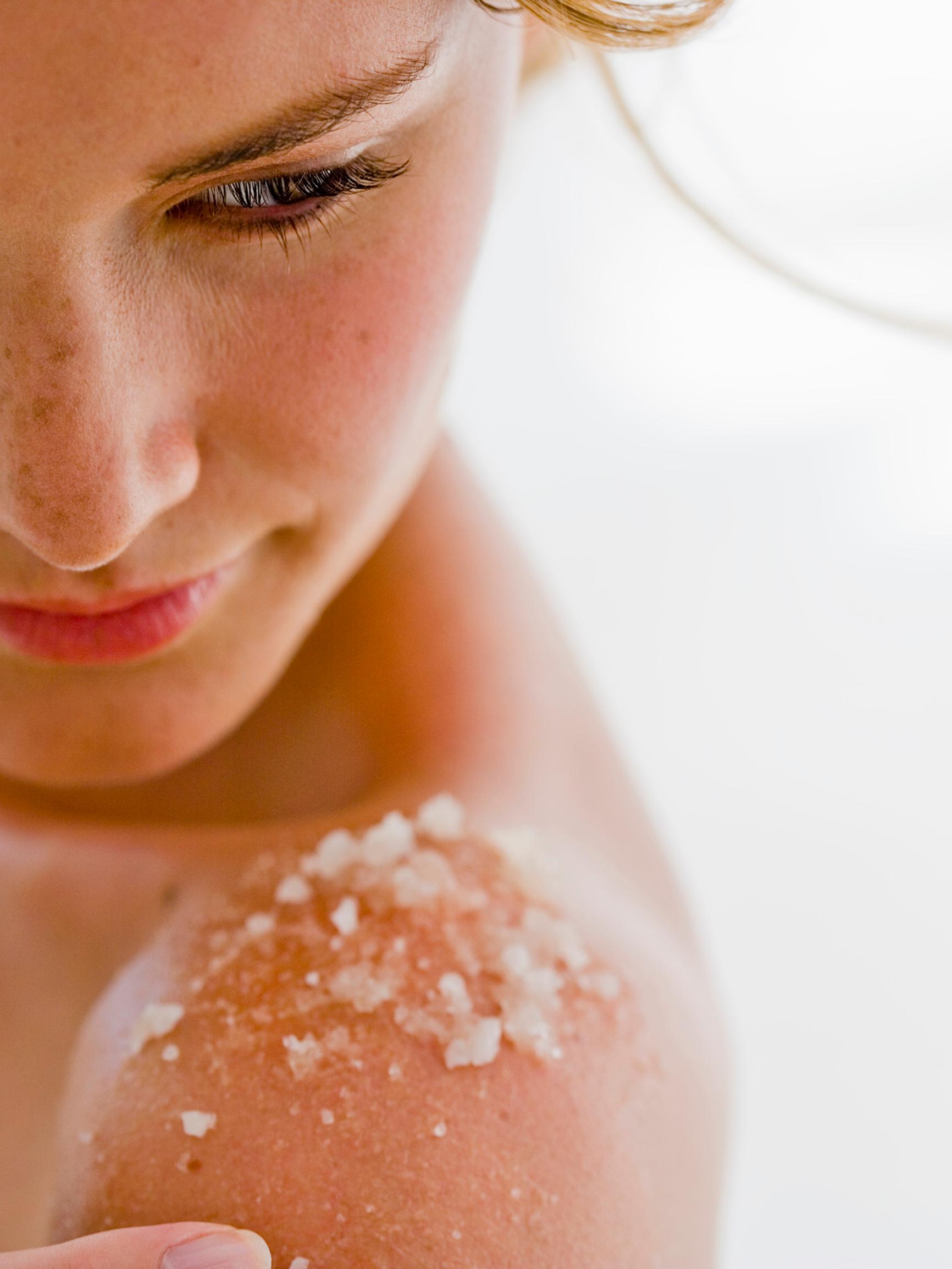 Lisää suolaa! Suola on janoisen ihon sankari, joka kuorii, kosteuttaa ja puhdistaa