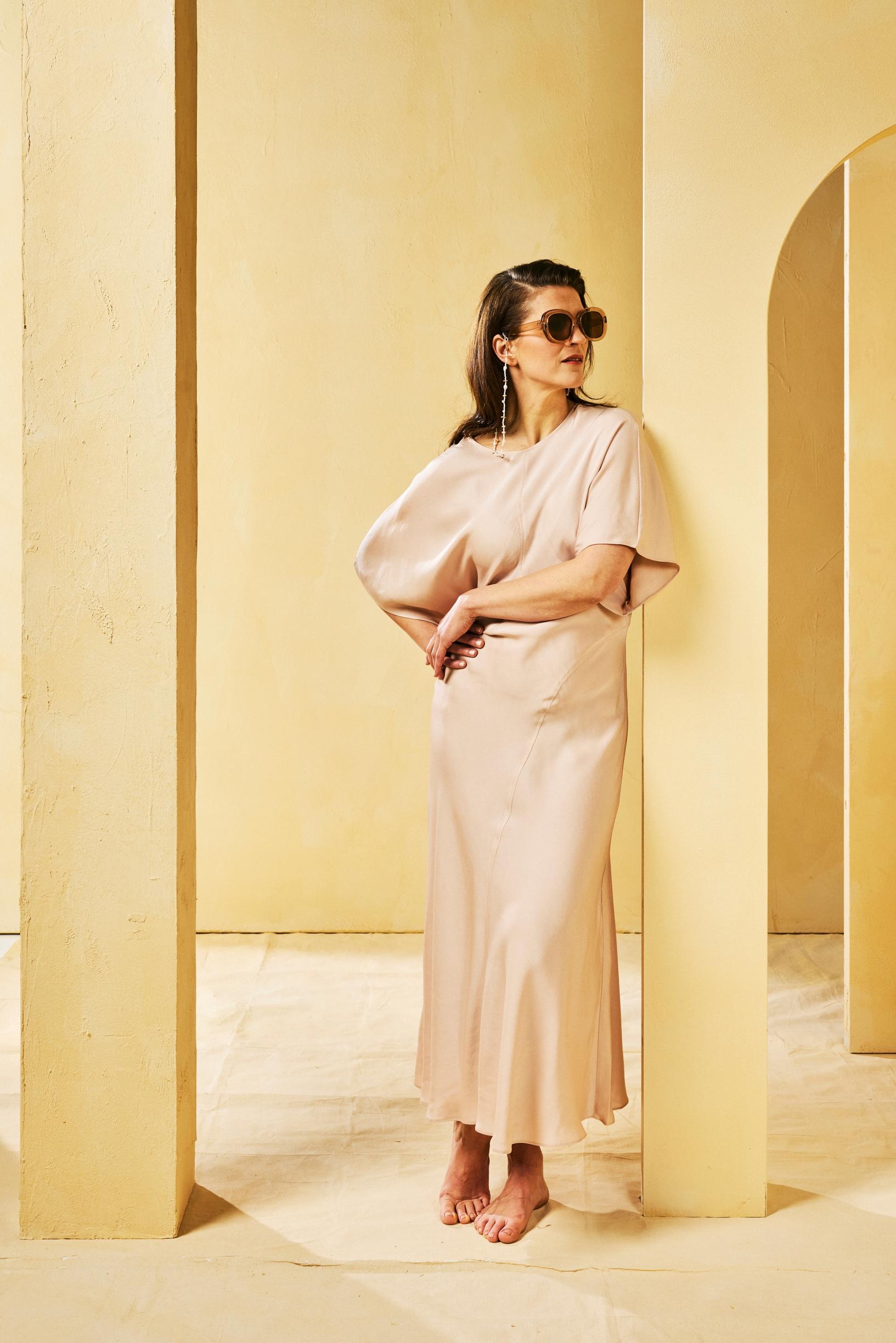 Puuterinsävyinen mekko 99 e, &Other Stories. Aurinkolasit 22,99 e ja aurinkolasien ketju 15,99 e, Mango.