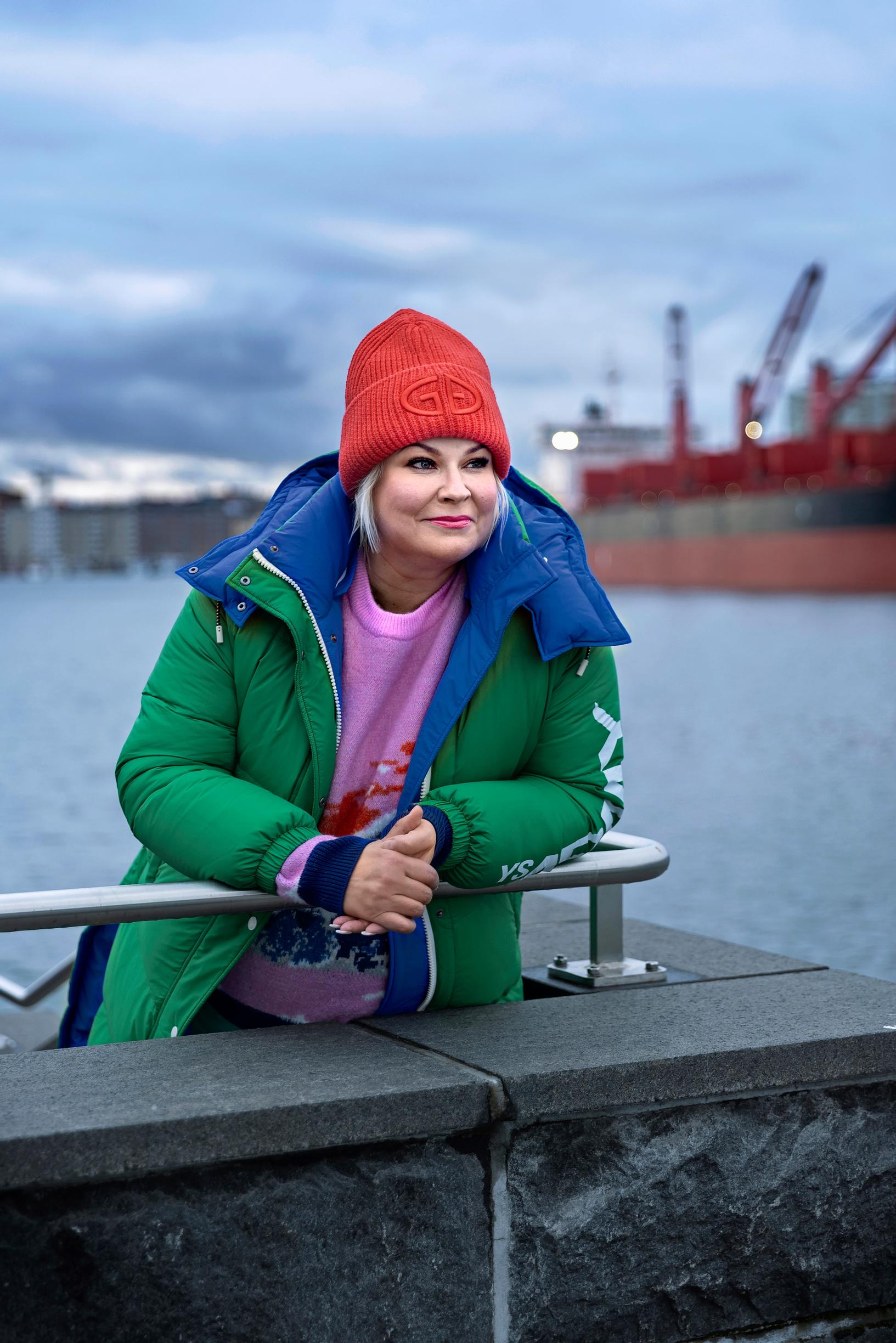 Vapaa-ajallaan Minna harrastaa lukemista ja kuuntelee kävelylenkeillä myös äänikirjoja. ”Olen kirjallisuuden suhteen kaikkiruokainen. Kulutan kaikkea eskapistisesta romanttisesta hömpästä elämäkertoihin ja dekkareihin.”