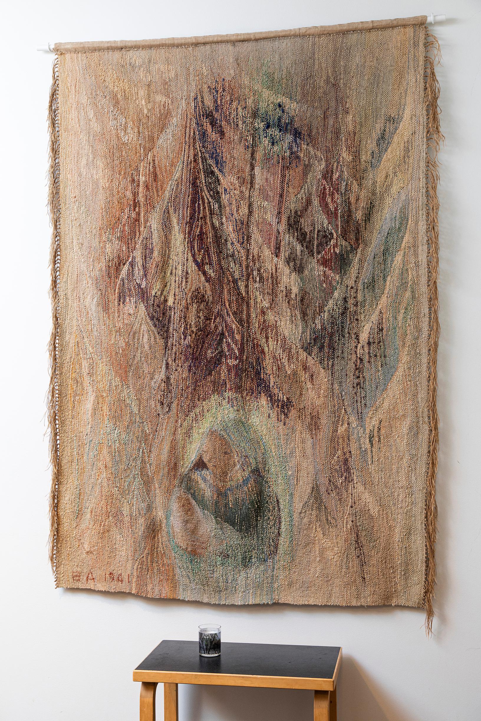 Eteisessä oleva Eva Anttilan kuvakudos on nimeltään Madonna ja lapsi.