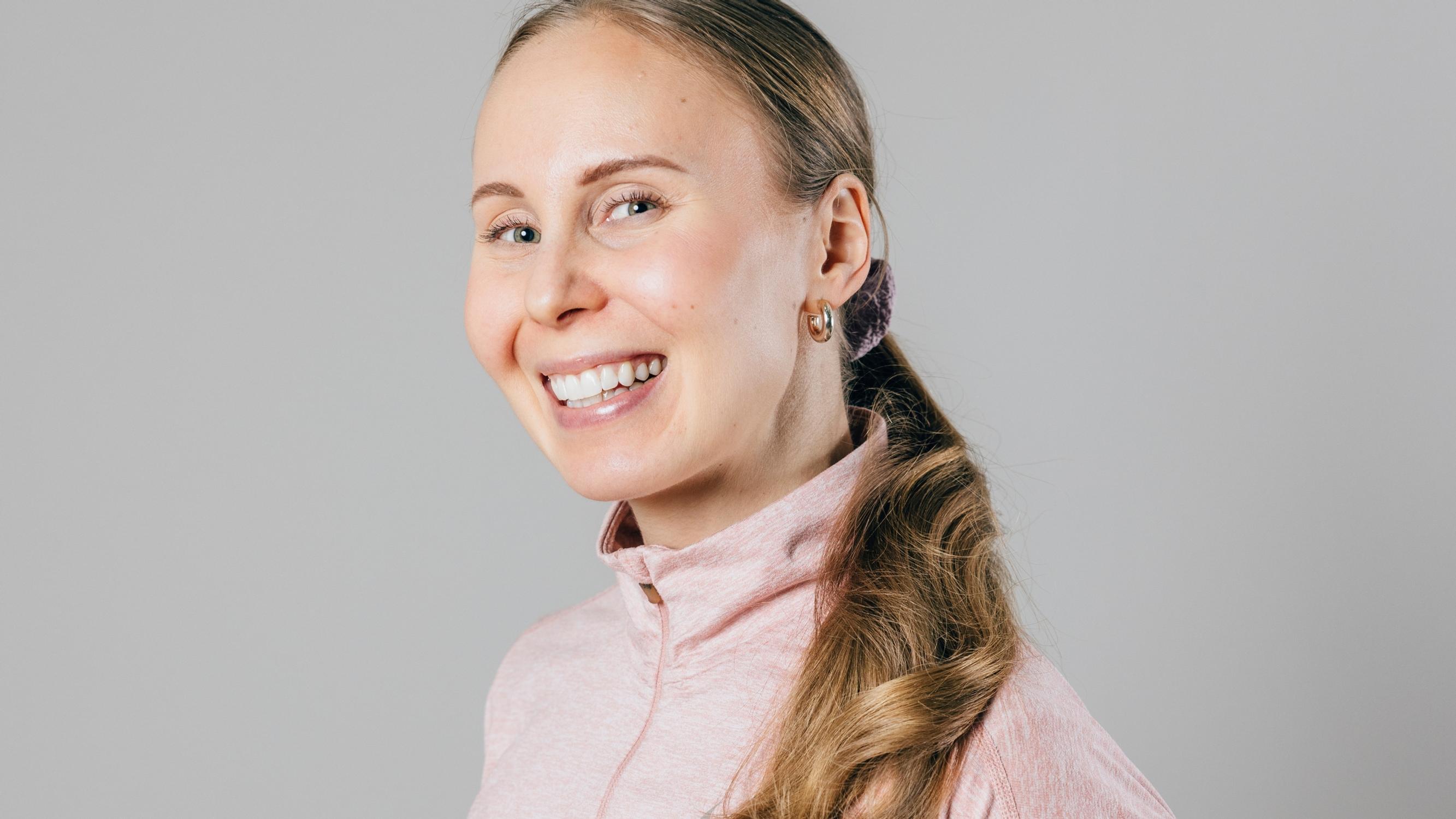 Helpota päänsärkyä näillä 5 simppelillä liikkeellä – fysioterapeutti näyttää myös kireyksiä poistavan leukahölkän