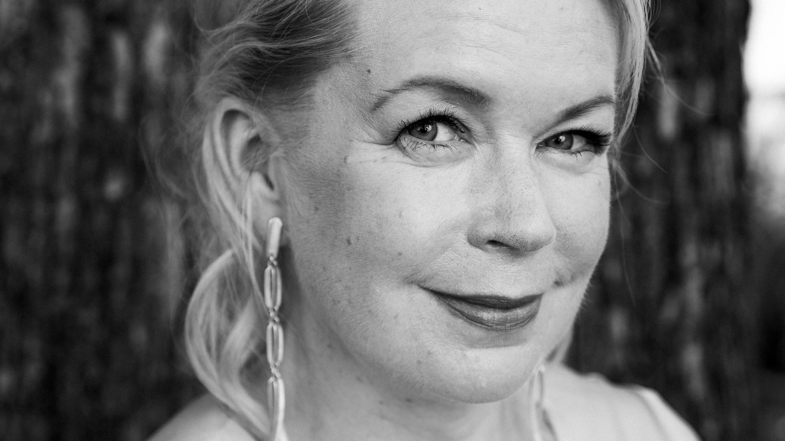 Elina Hirvonen & 20 kysymystä: ”Haluaisin olla ihminen, joka asuu pakettiautossa ja surffaa”