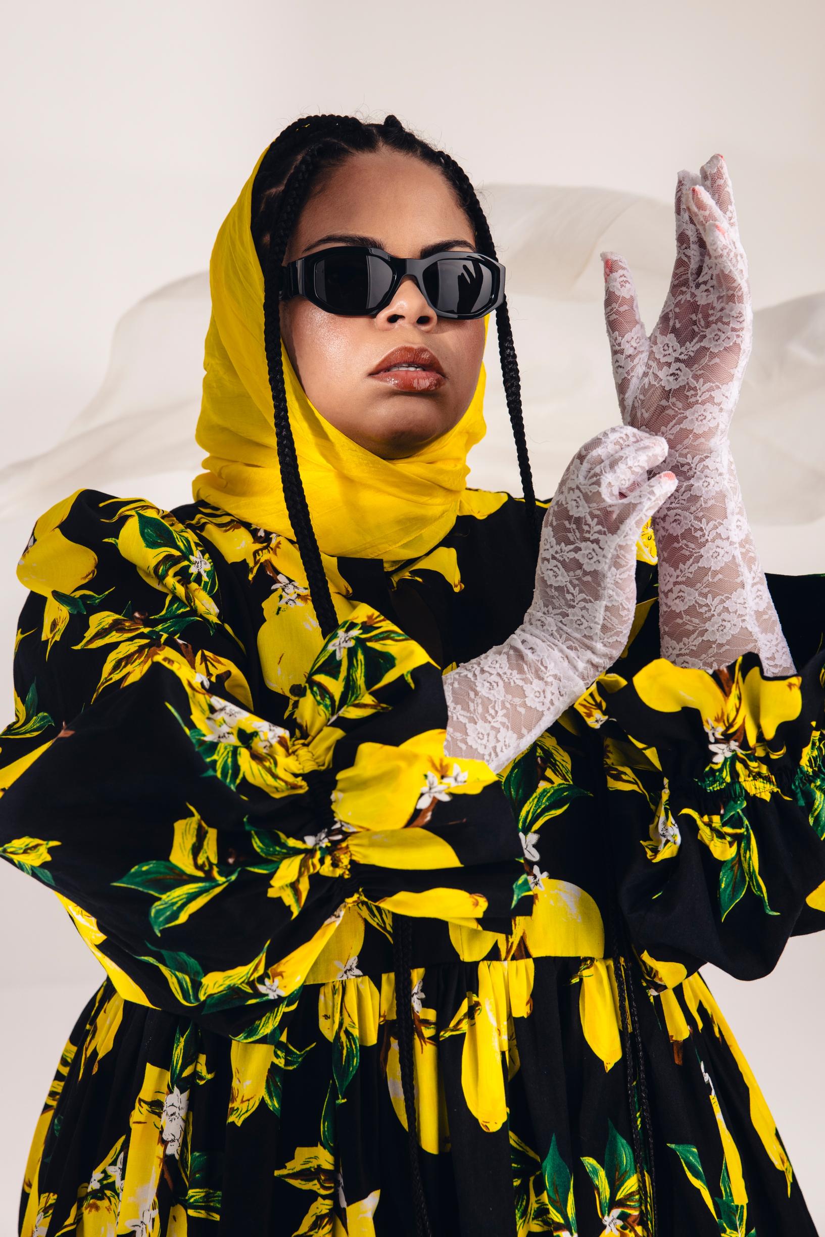 Mekko 369 e, Miia Halmesmaa. Aurinkolasit 249,95 e, Versace / Zalando. Silkkihuivi 24,90 e, Stockmann. Hansikkaat 17,95 e, Zalando.