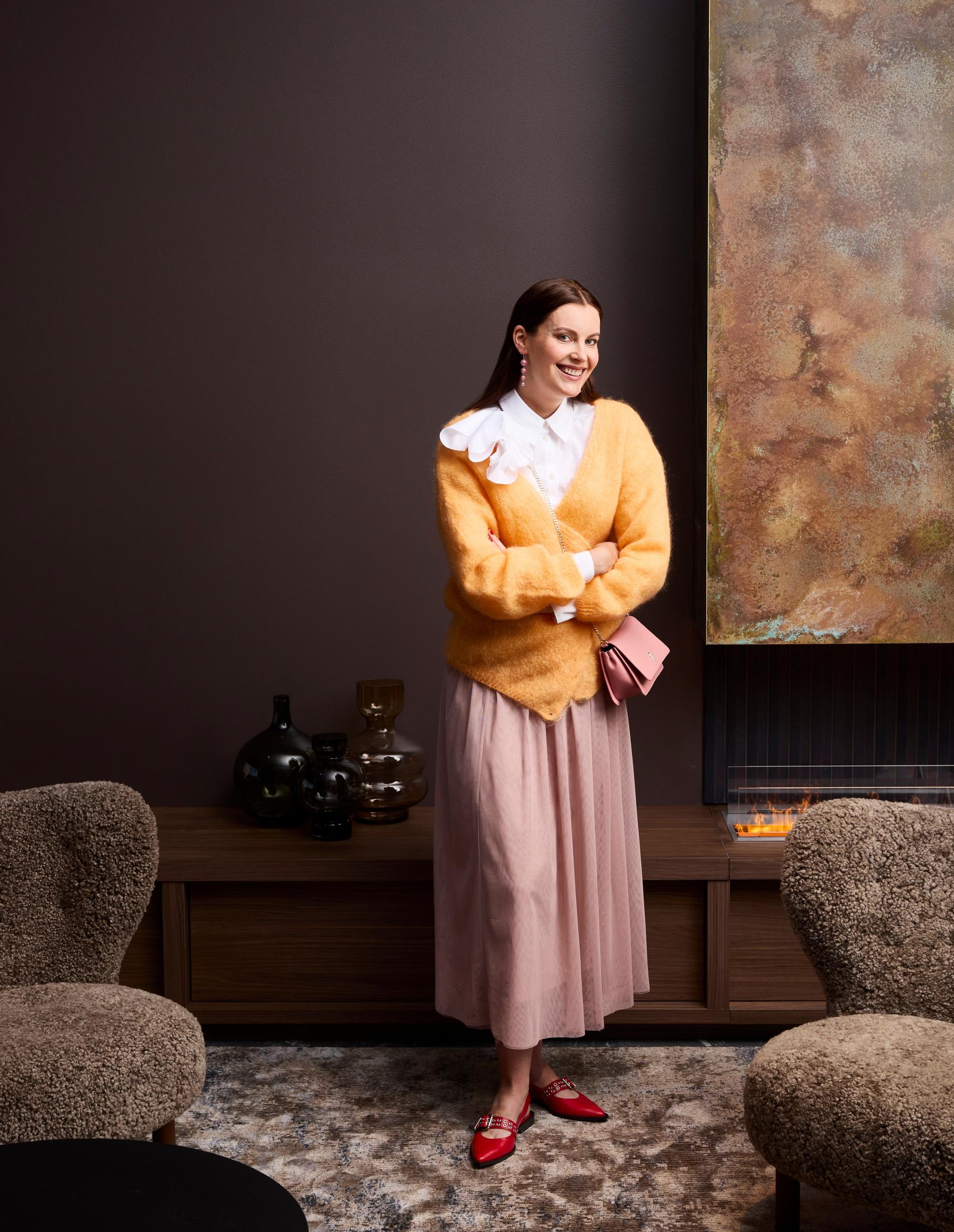 Mohairsekoitteinen neuletakki 190 e, Americandreams. Paitapuseron hienous on siihen kuuluva koristeruusuke, 199,90 e, Ted Baker. Tyllihame 45 e, KappAhl. Korvakorut 59 e, Linda Toye. Olkalaukku 129,90 e, Tommy Hilfiger. Biancon kengät 130 e, Zalando.