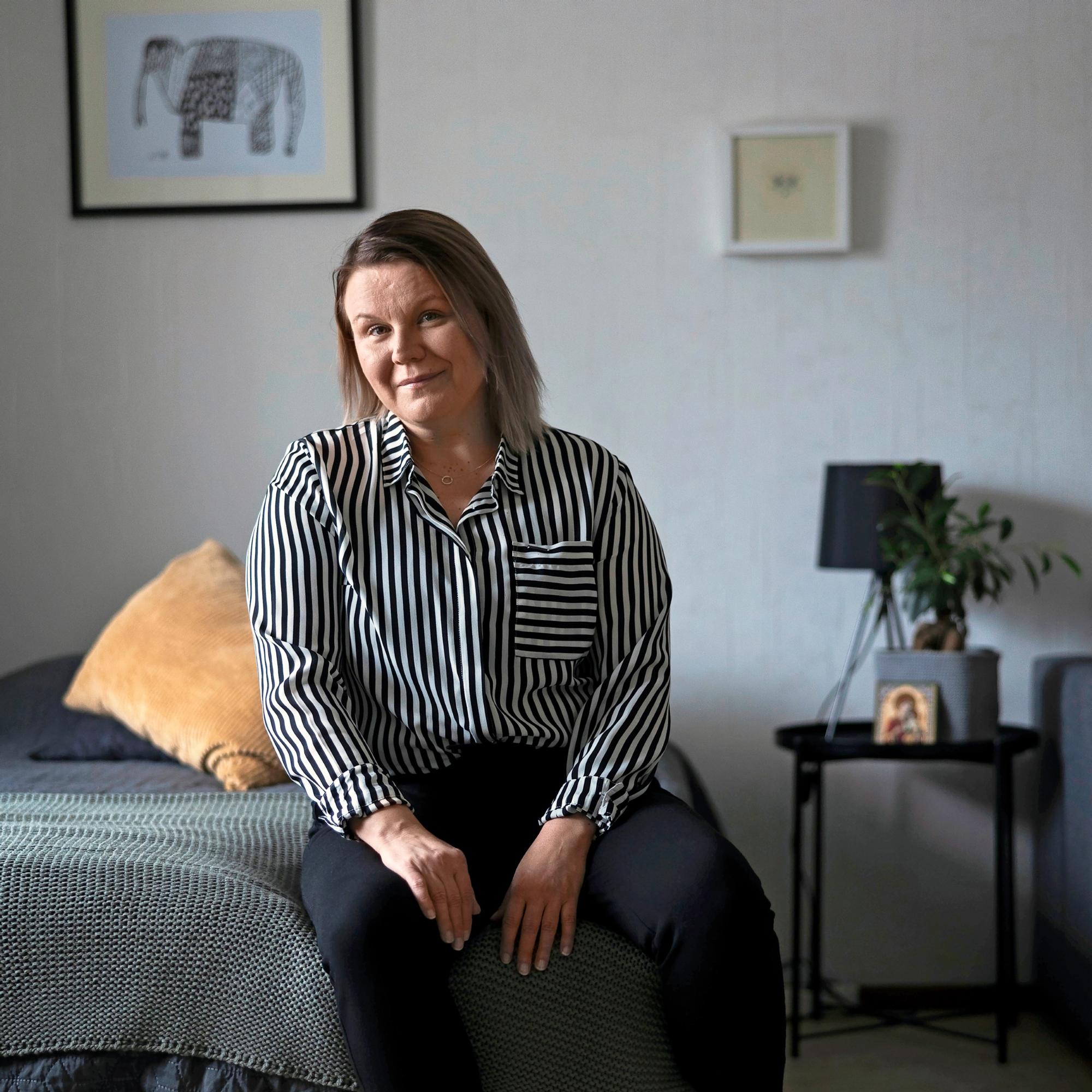 Masennus ei lamaannuttanut Jonnaa, vaan hän yritti pysyä liikkeessä ja touhuta: ”Pelkäsin kauan pysähtymistä, sillä pysähtyessä voisi tapahtua jotain kamalaa”