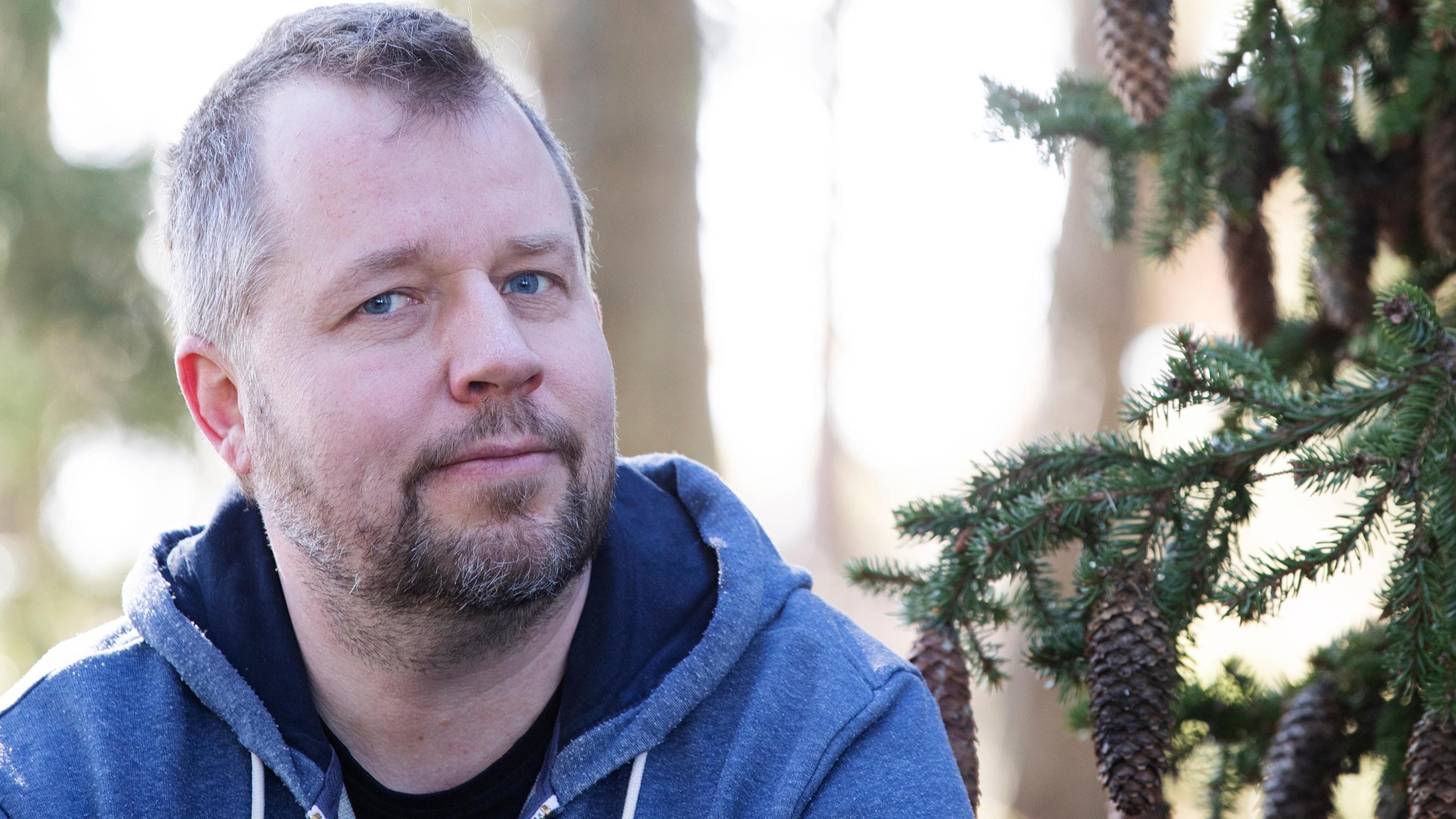 Ystävän vitsin mukaan joogaopettaja Jouni Hallikainen nukuttaa ja itkettää ihmisiä ammatikseen: ”Työni on avannut silmäni sille, miten stressaantuneita ja väsyneitä kaikki ovat”