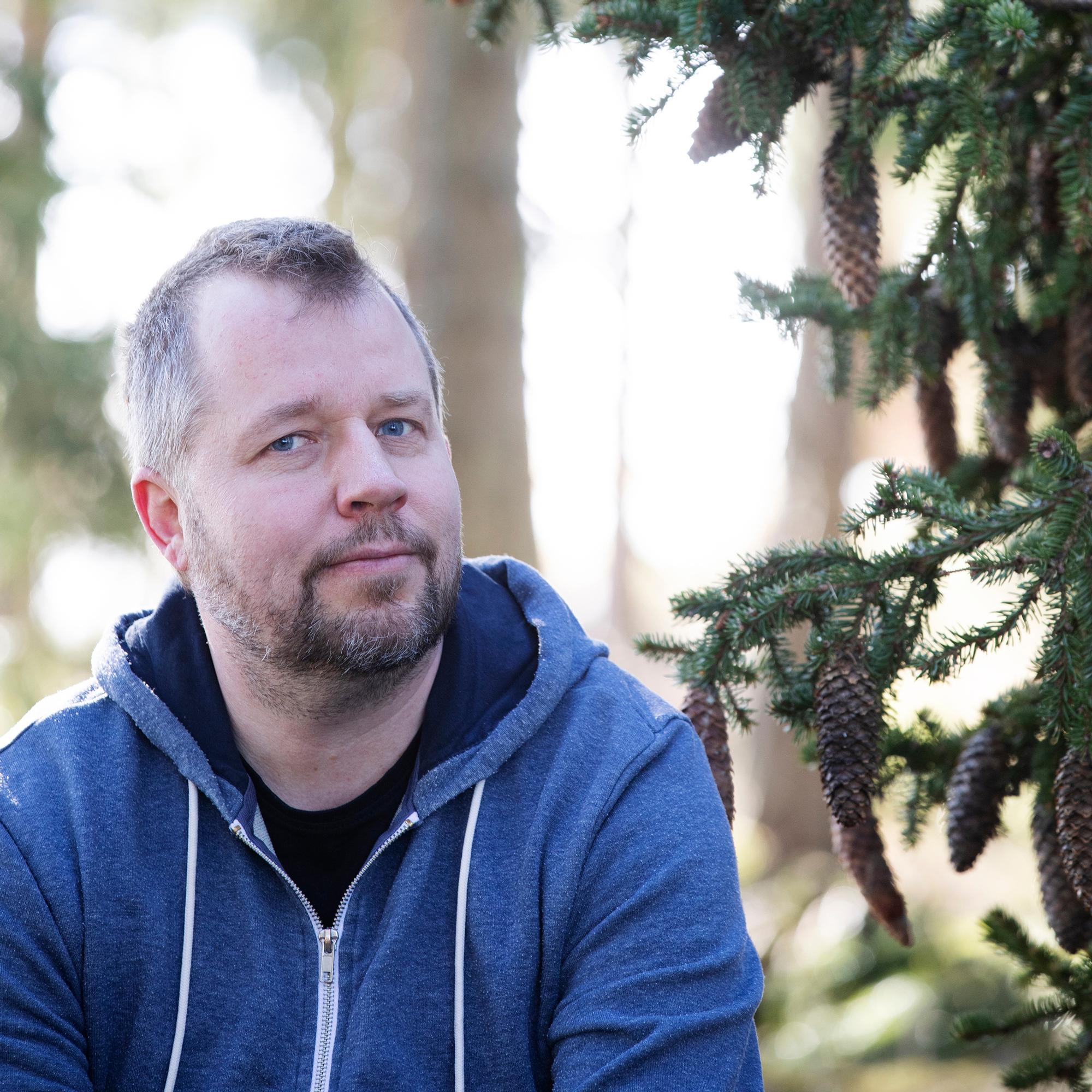 Ystävän vitsin mukaan joogaopettaja Jouni Hallikainen nukuttaa ja itkettää ihmisiä ammatikseen: ”Työni on avannut silmäni sille, miten stressaantuneita ja väsyneitä kaikki ovat”
