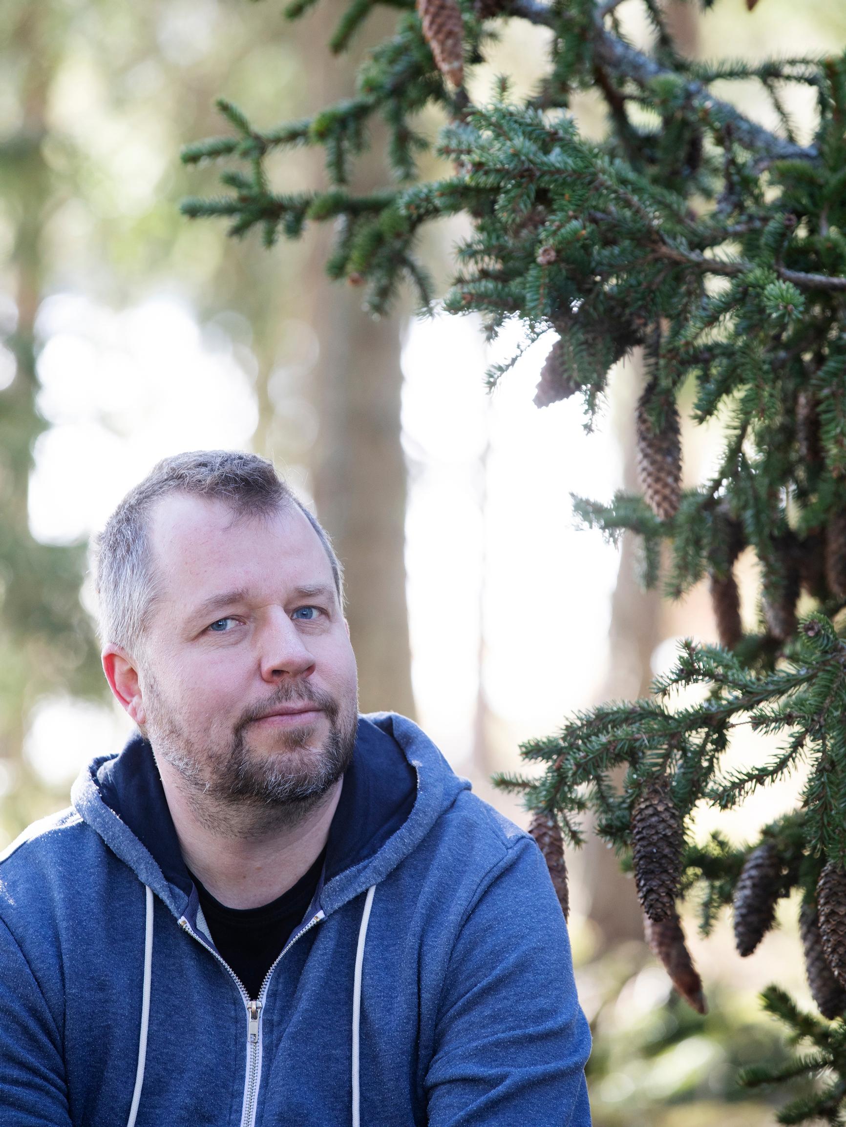 Ystävän vitsin mukaan joogaopettaja Jouni Hallikainen nukuttaa ja itkettää ihmisiä ammatikseen: ”Työni on avannut silmäni sille, miten stressaantuneita ja väsyneitä kaikki ovat”