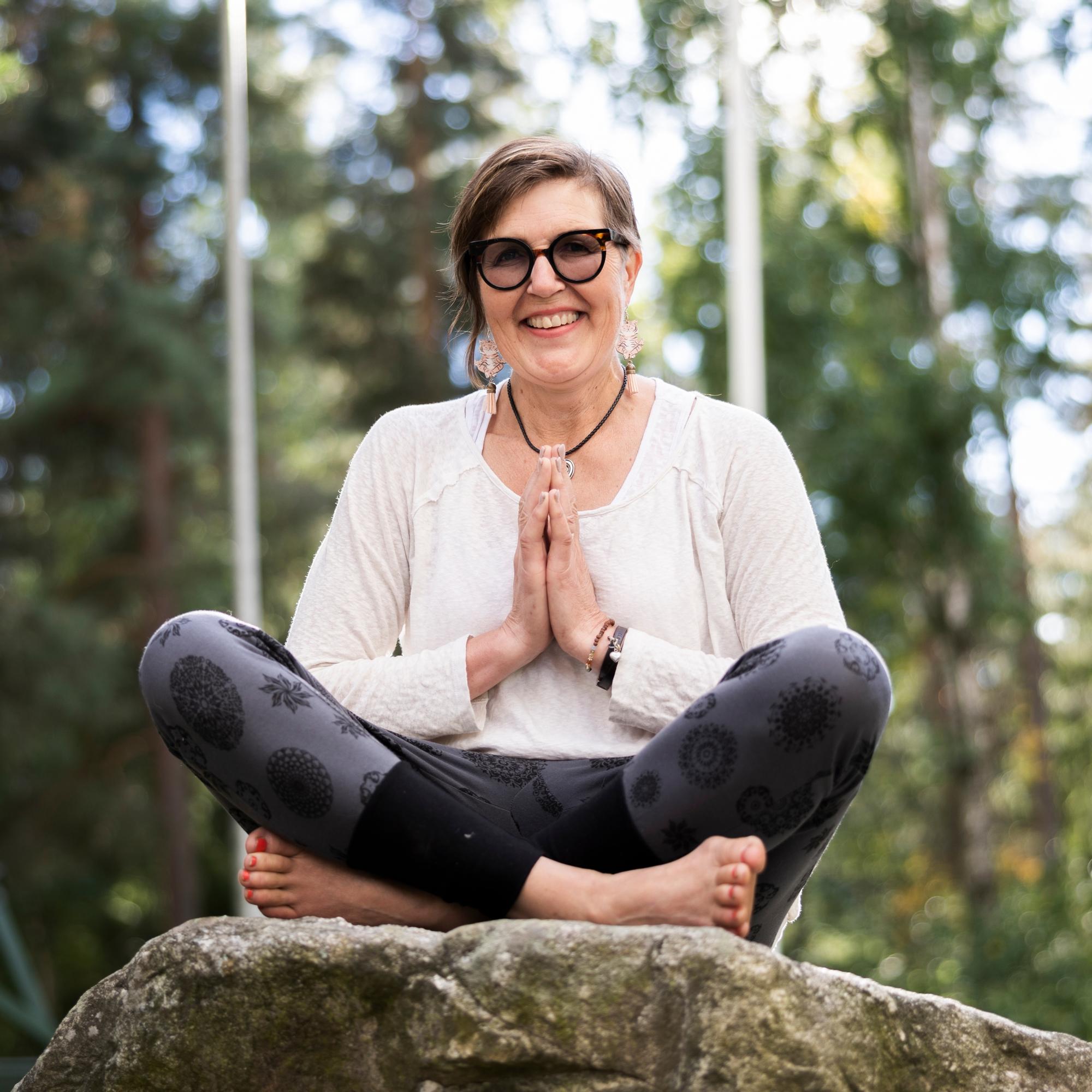 Työuupumus ja masennus saivat Taru Juvosen etsimään apua terapiasta ja kundaliinijoogasta: ”Hämmästyin, miten hyvin harjoituksilla pystyy tasaamaan mieltä”