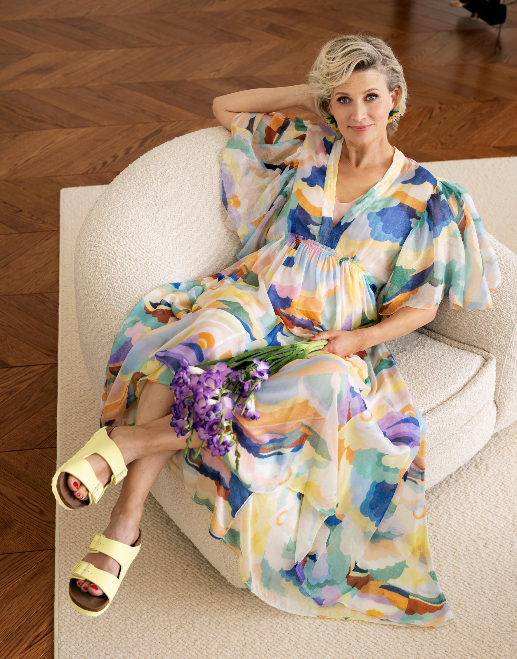 Silkkisifonkimekko alushameella 755 e, Forte_Forte / My O My. Lasihelmikorvakorut 130 e, Radà Jewellery / My O My. Vegaaniset sandaalit 79,90 e, Birkenstock / Sokos.