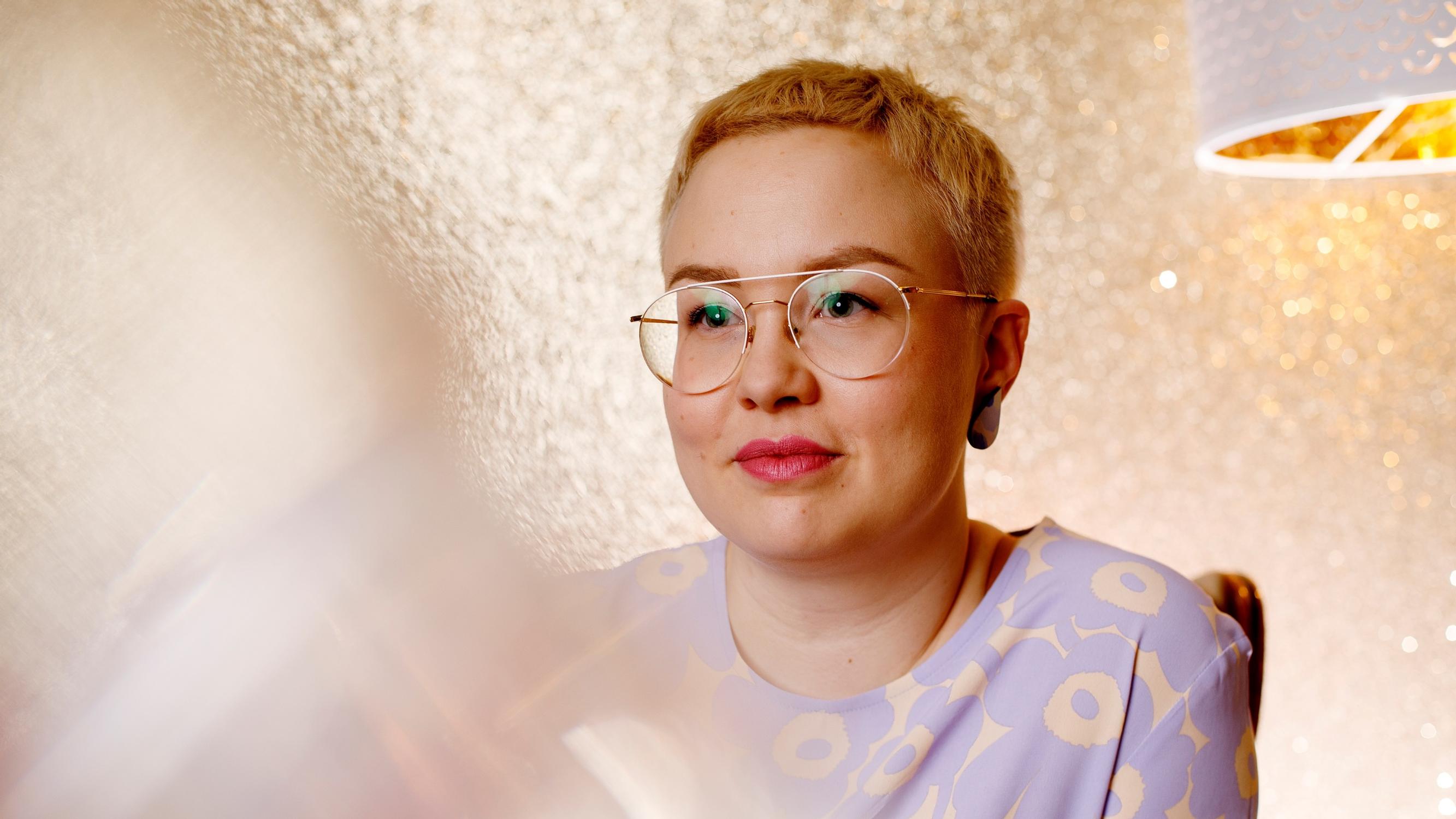 Lääkäri Anni Saukkola puhuu julkisuudessa terapiastaan ja masennuksestaan, koska haluaa lievittää häpeää: ”Hoivatyössä joutuu usein kamppailemaan jaksamisensa kanssa”