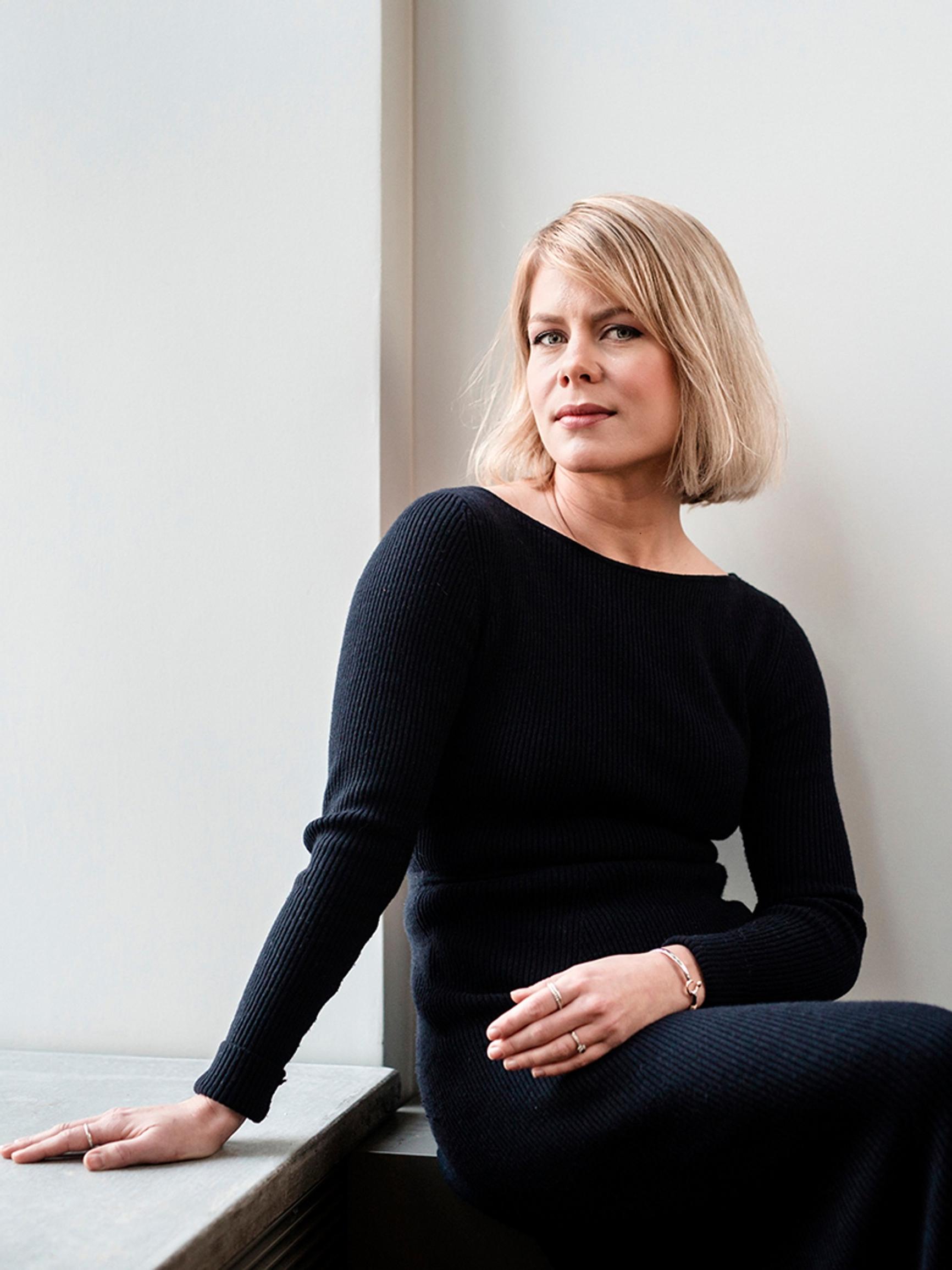 Kirjailija Annastiina Heikkilä: ”Olisin eri ihminen, jos en olisi varttunut yhdessä vuotta nuoremman siskoni kanssa”