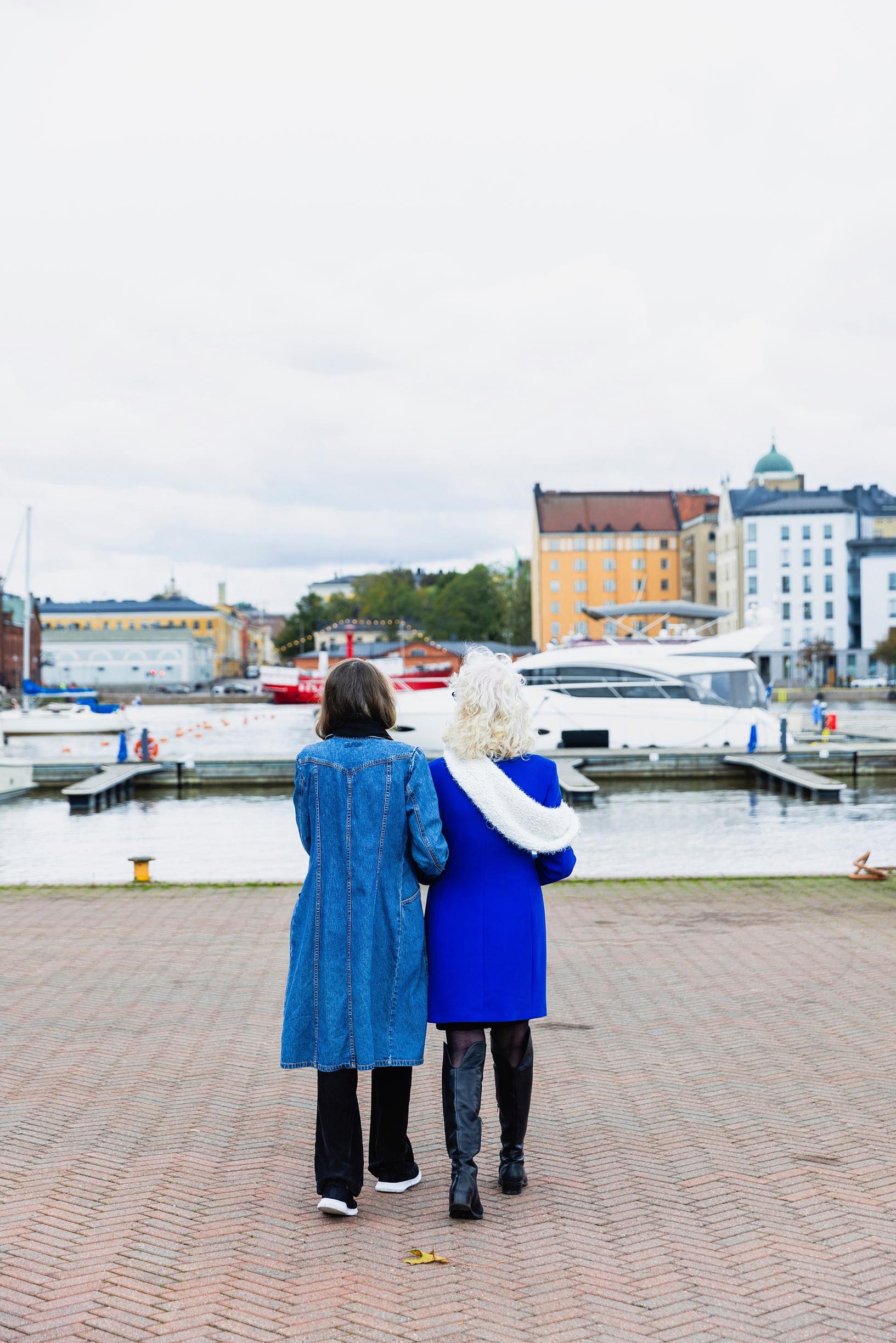Rakel on lähtöisin Pohjois-Pohjanmaalta Nivalasta. Hän opiskeli Helsingin yliopistossa suomen kieltä ja kotimaista kirjallisuutta. Tytär Heidi väitteli tohtoriksi samasta opinahjosta.