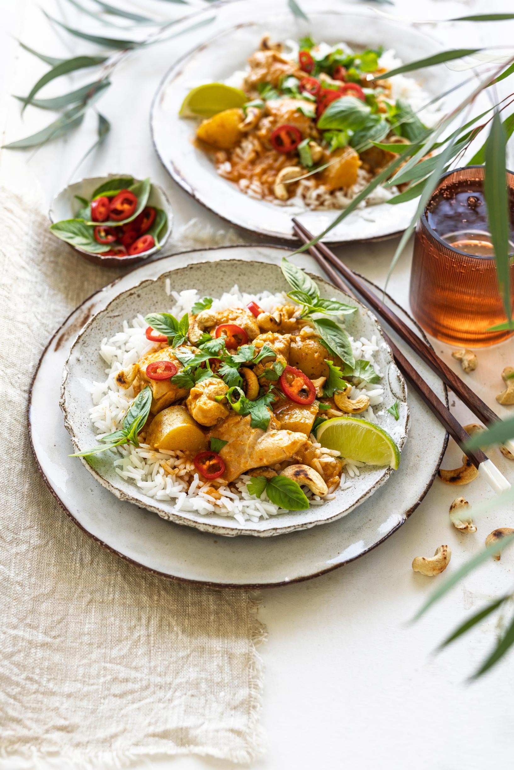 Kun perunat ja broilerit haudutetaan meheviksi currytahnalla maustetussa kookosmaidossa, syntyy maukas massaman curry.