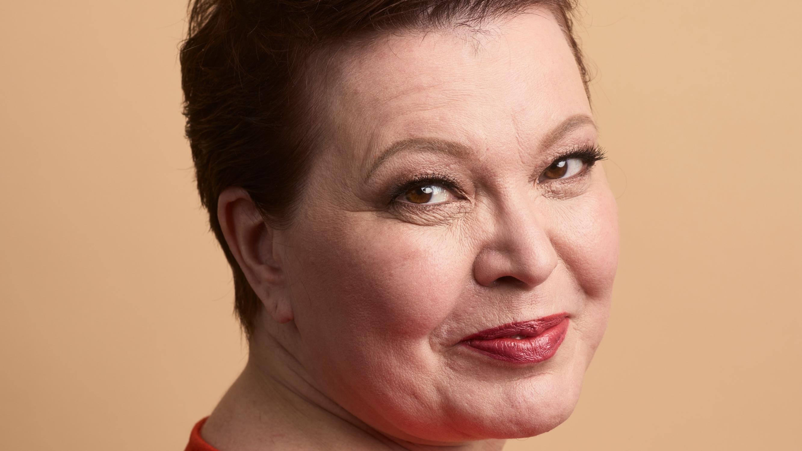 Rintasyövän sairastanut Seija muuttumisleikissä – katso, miten upean muutoksen lyhyt otsatukka sai aikaan!