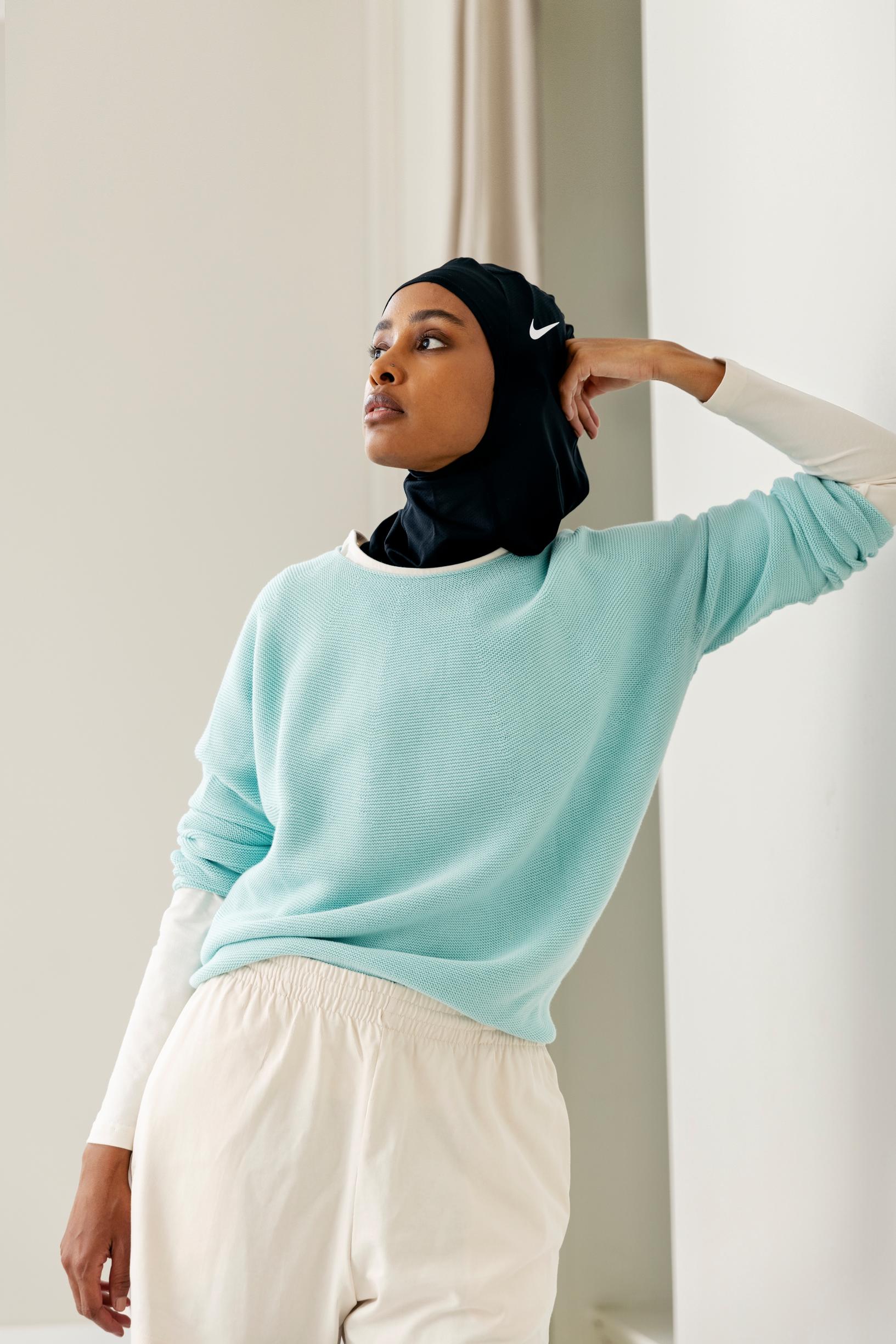 Christian Wijnants -neule 350 e, Asuna. Paita alla 43,90 e, Nosh. Adidas-sortsit 28 e, Stockmann. Nike-merkkinen hijab 34,95 e, Zalando.