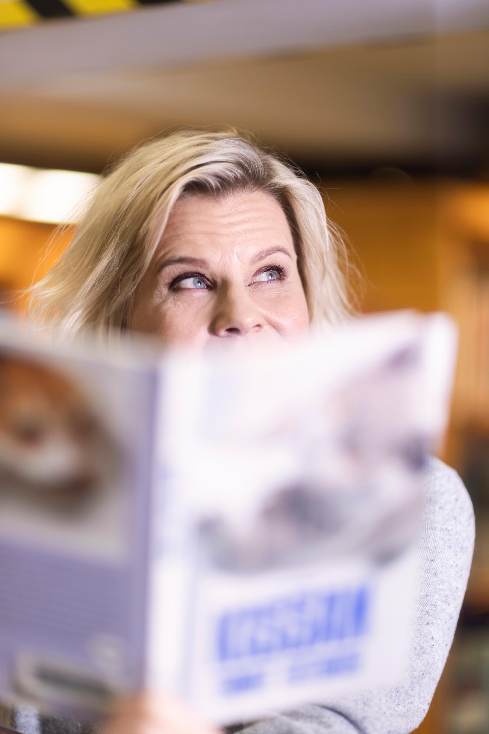 Parhaillaan Paula kuuntelee Janne Viljamaan kirjaa Hirveä häpeä. Paulalla on läheinen suhde häpeään. ”Häpeän tunteesta ne parhaat vitsit ammennetaan.”
