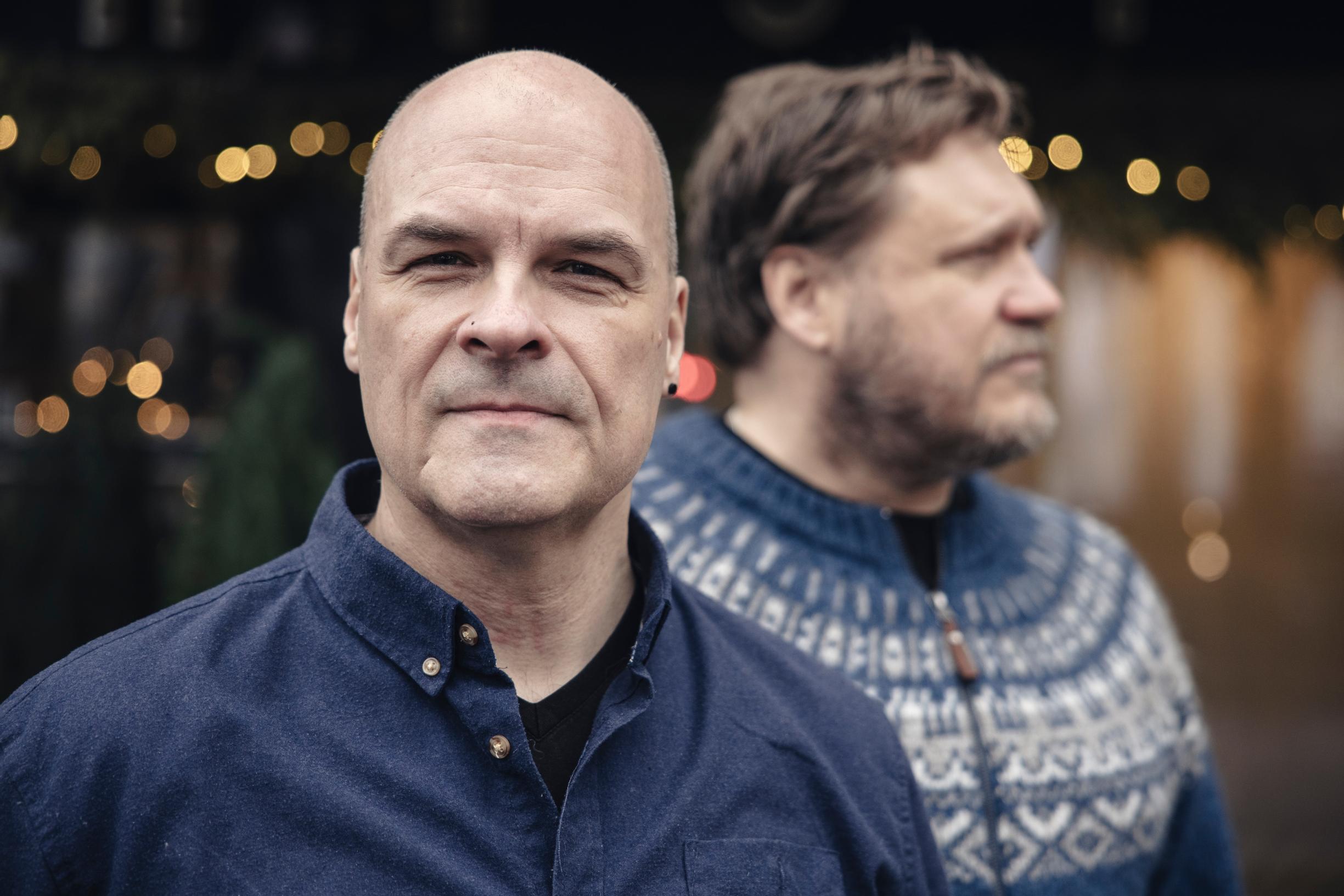 Vaikka ystävykset ovat persooniltaan erilaisia, heillä on yhteisiä kiinnostuksenkohteita ja työprojekteja. Nyt he keikkailevat Helsinki Sound Machine -yhtyeensä kanssa.