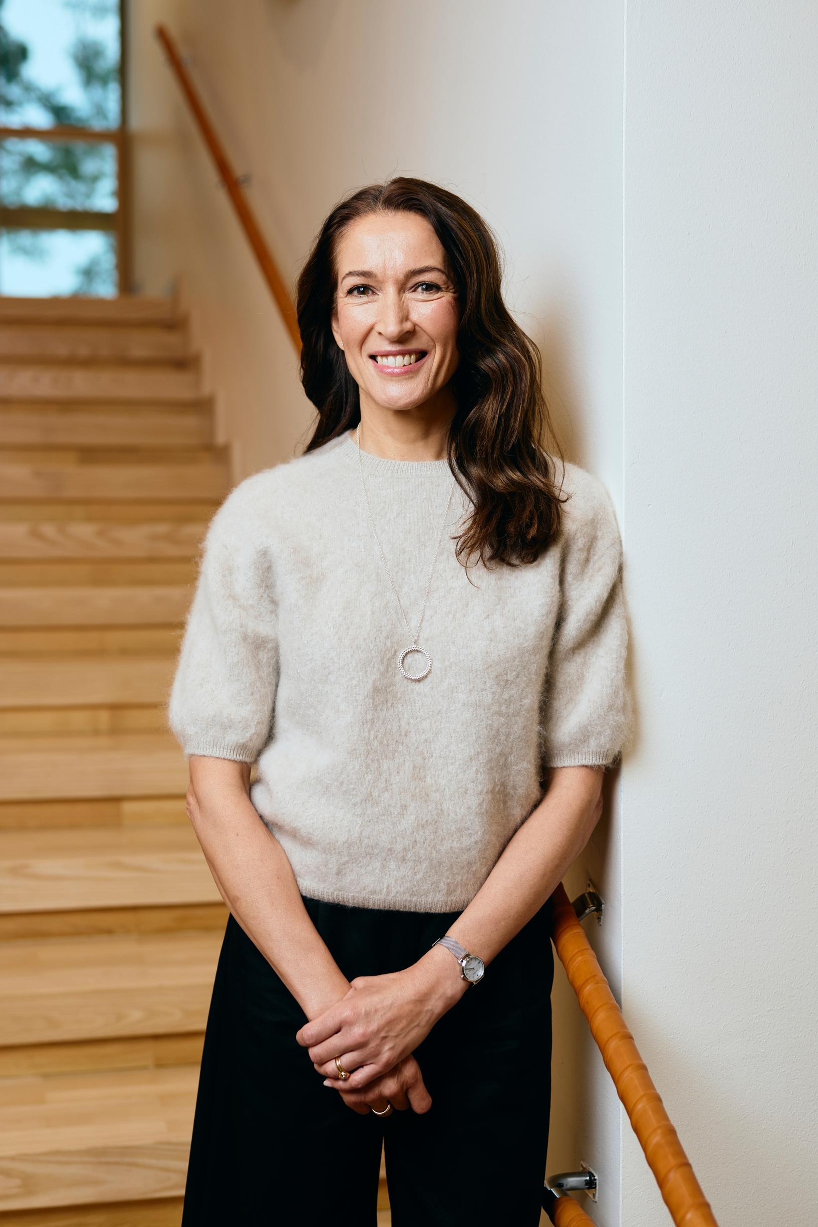 ”Suomi sopii minulle monella tavoin paremmin kuin mikään muu maa. Täällä on niin paljon asioita, joita rakastan: luontoa, hiljaisuutta ja rauhaa”, Suzanne Innes-Stubb sanoo. Hänet kuvattiin valtion vierastalossa Munkkiniemessä Helsingissä.