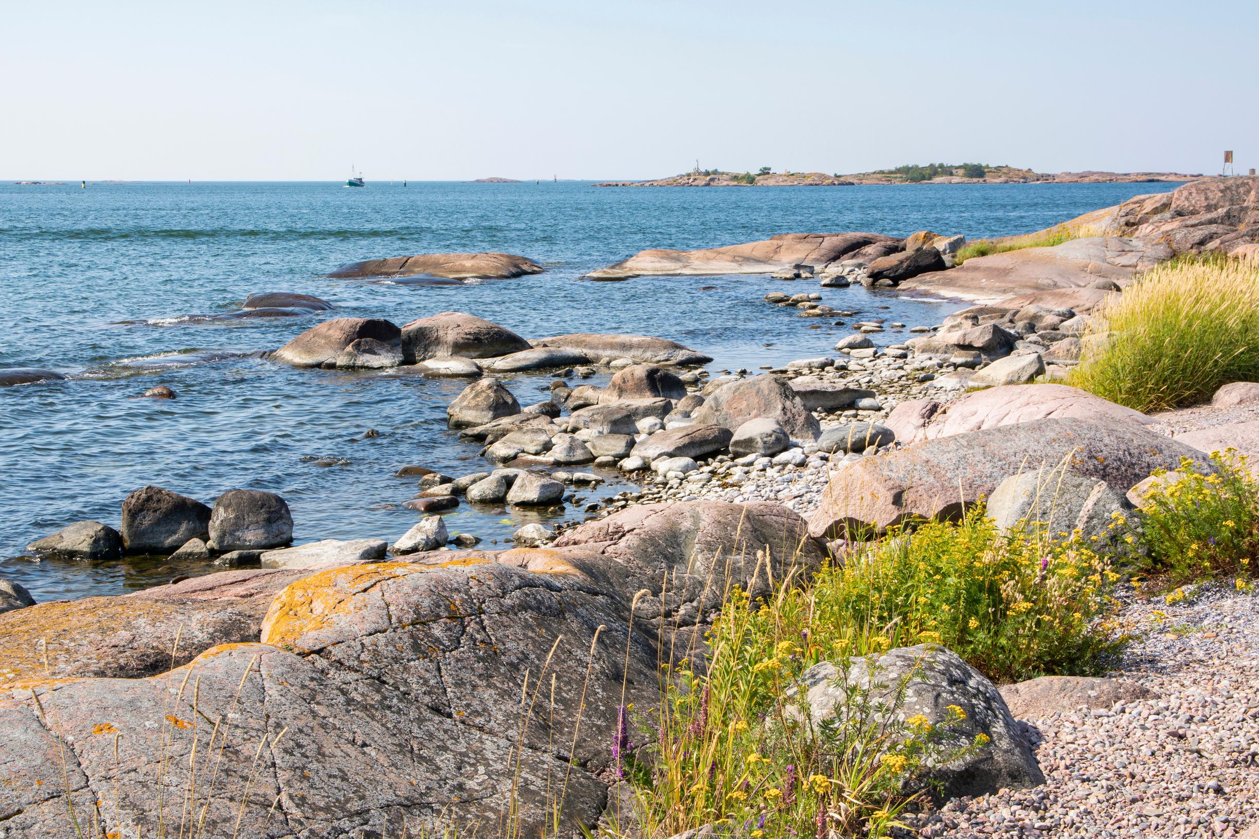 rantakallioita