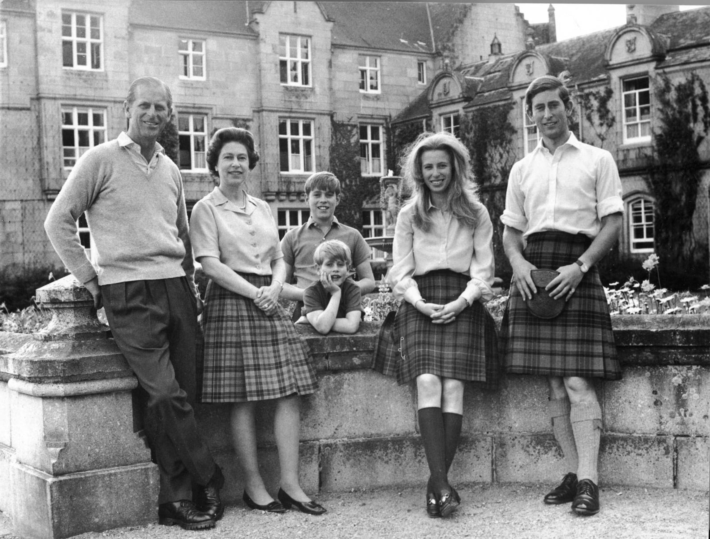 Prinssi Philip ja kuningatar Elisabet lastensa Edwardin, Andrew’n, Charlesin ja Annen kanssa Balmoralin linnan pihalla vuonna 1972.