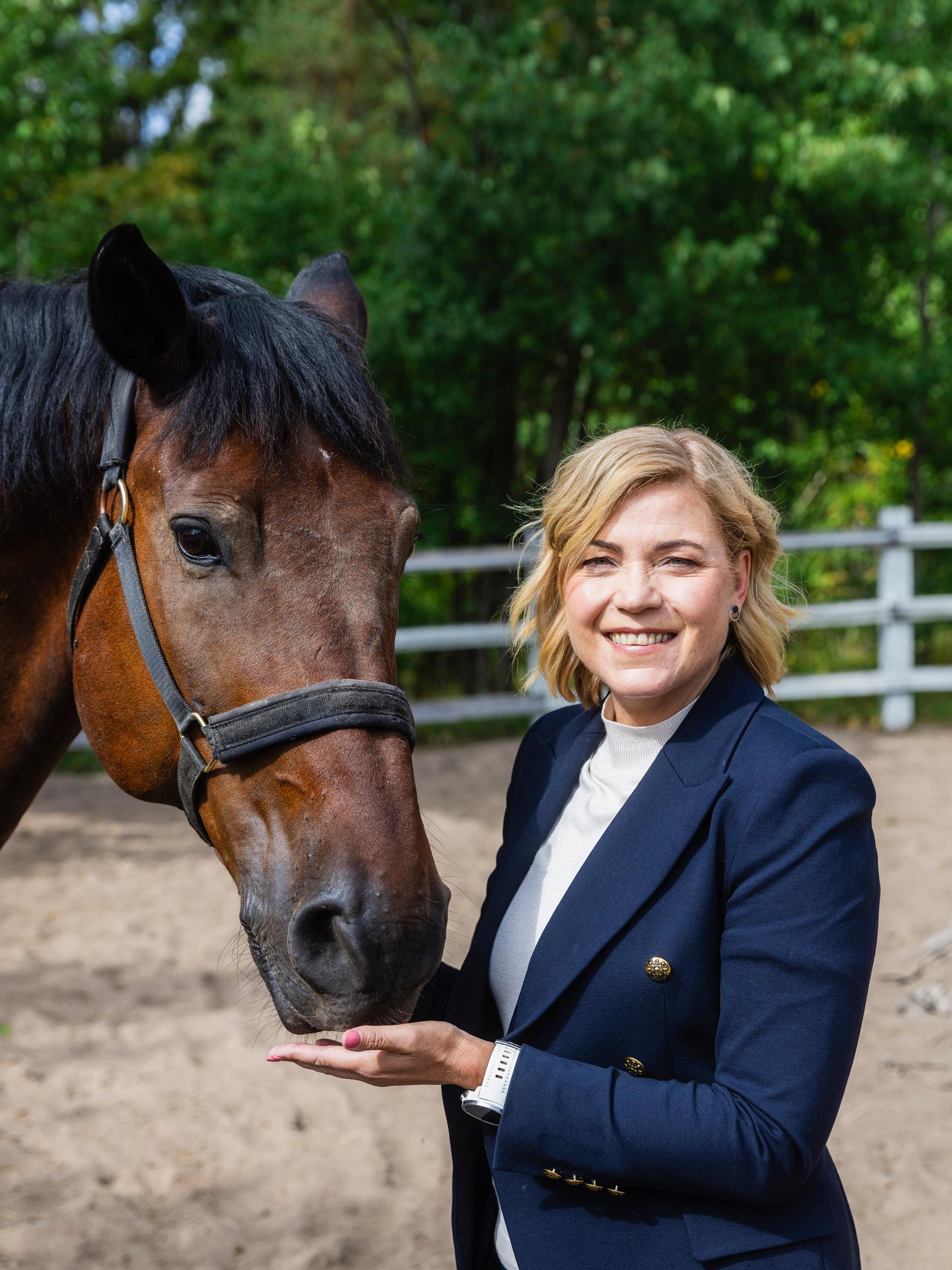 Henna Virkkunen lintsasi jatkuvasti koulusta yläasteella – sitten viisas opettaja ilmestyi hänen kotiovelleen ja muutti elämän suunnan