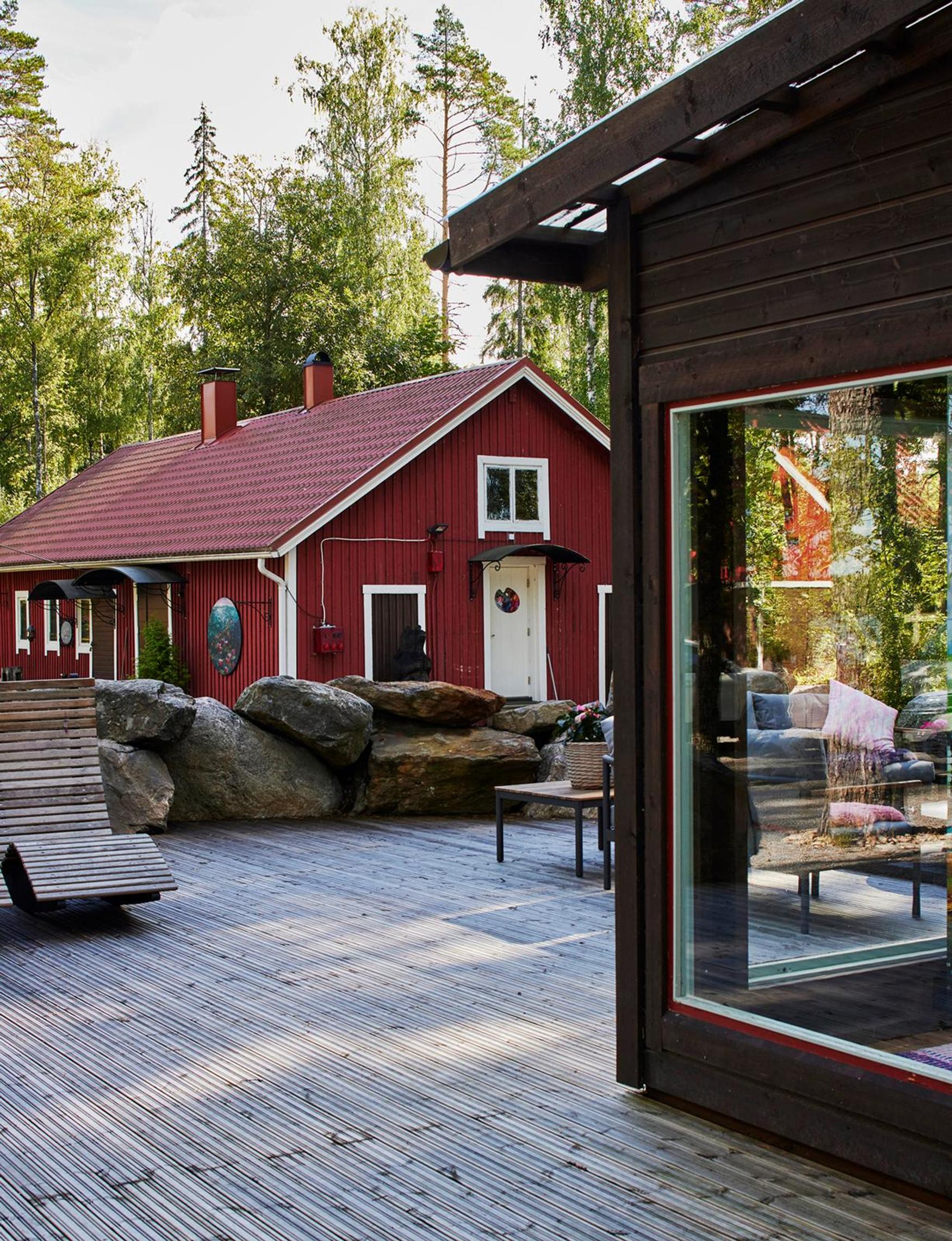 Punaiseksi maalattu ateljeetalo pihapiirissä on metsästysmajan entinen lahtivaja.